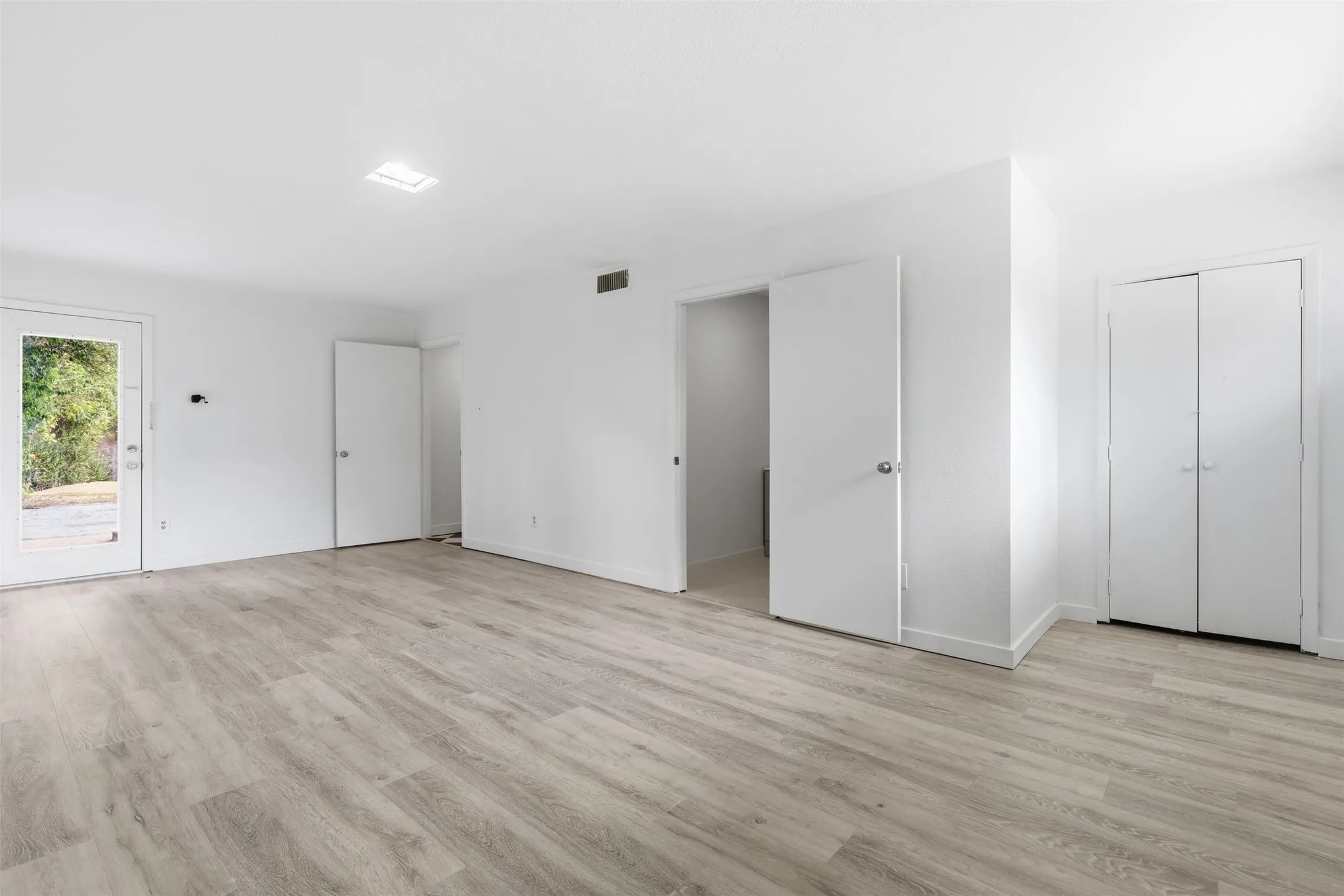 Single Family Residence For Sale in Tarrant County , 3921 Clayton Road E, Fort Worth, Texas 76116, 3 Bedroom, 3 Bathroom, Garage spaces, 2,210 Sqft, built in 1953, mls#21380669, Real Estate Agent in Fort Worth, Homes For Sale in Tarrant county, Homes For Sale in Fort Worth, Realtor in Fort Worth Texas, Real Estate Brokerage Independent Realty Texas, Luminita Cordes Realtor