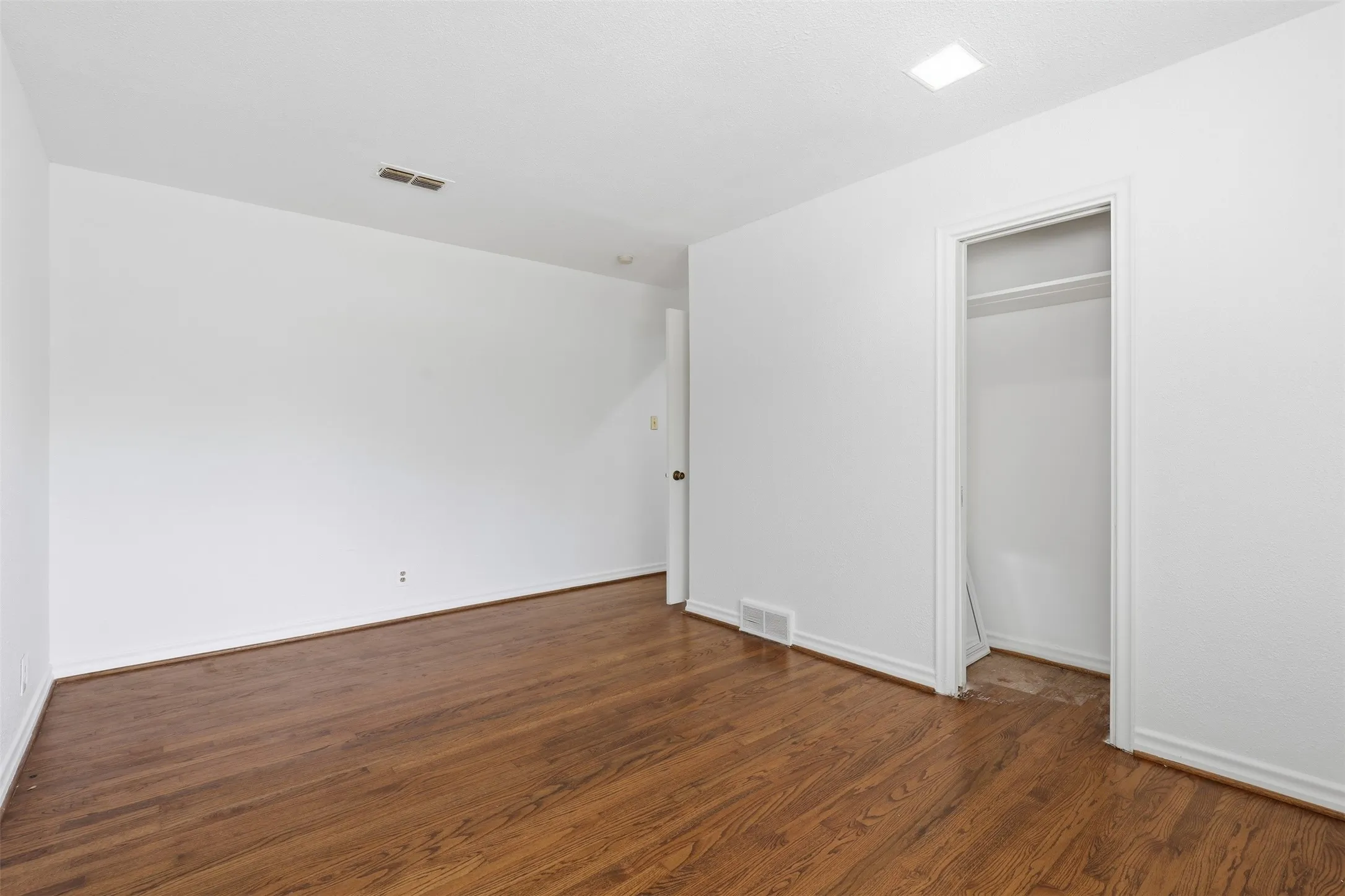 Single Family Residence For Sale in Tarrant County , 3921 Clayton Road E, Fort Worth, Texas 76116, 3 Bedroom, 3 Bathroom, Garage spaces, 2,210 Sqft, built in 1953, mls#21380669, Real Estate Agent in Fort Worth, Homes For Sale in Tarrant county, Homes For Sale in Fort Worth, Realtor in Fort Worth Texas, Real Estate Brokerage Independent Realty Texas, Luminita Cordes Realtor