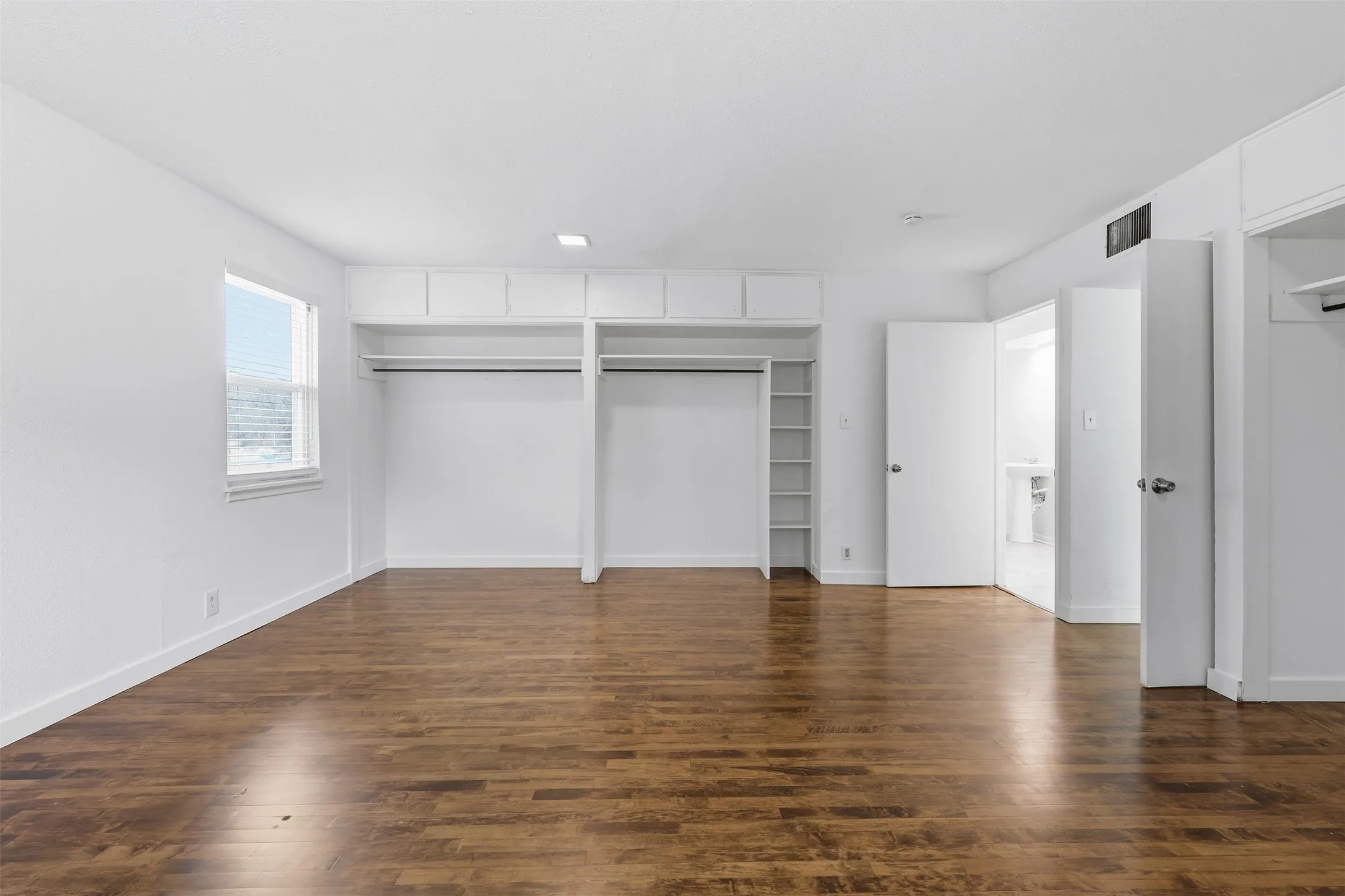 Single Family Residence For Sale in Tarrant County , 3921 Clayton Road E, Fort Worth, Texas 76116, 3 Bedroom, 3 Bathroom, Garage spaces, 2,210 Sqft, built in 1953, mls#21380669, Real Estate Agent in Fort Worth, Homes For Sale in Tarrant county, Homes For Sale in Fort Worth, Realtor in Fort Worth Texas, Real Estate Brokerage Independent Realty Texas, Luminita Cordes Realtor