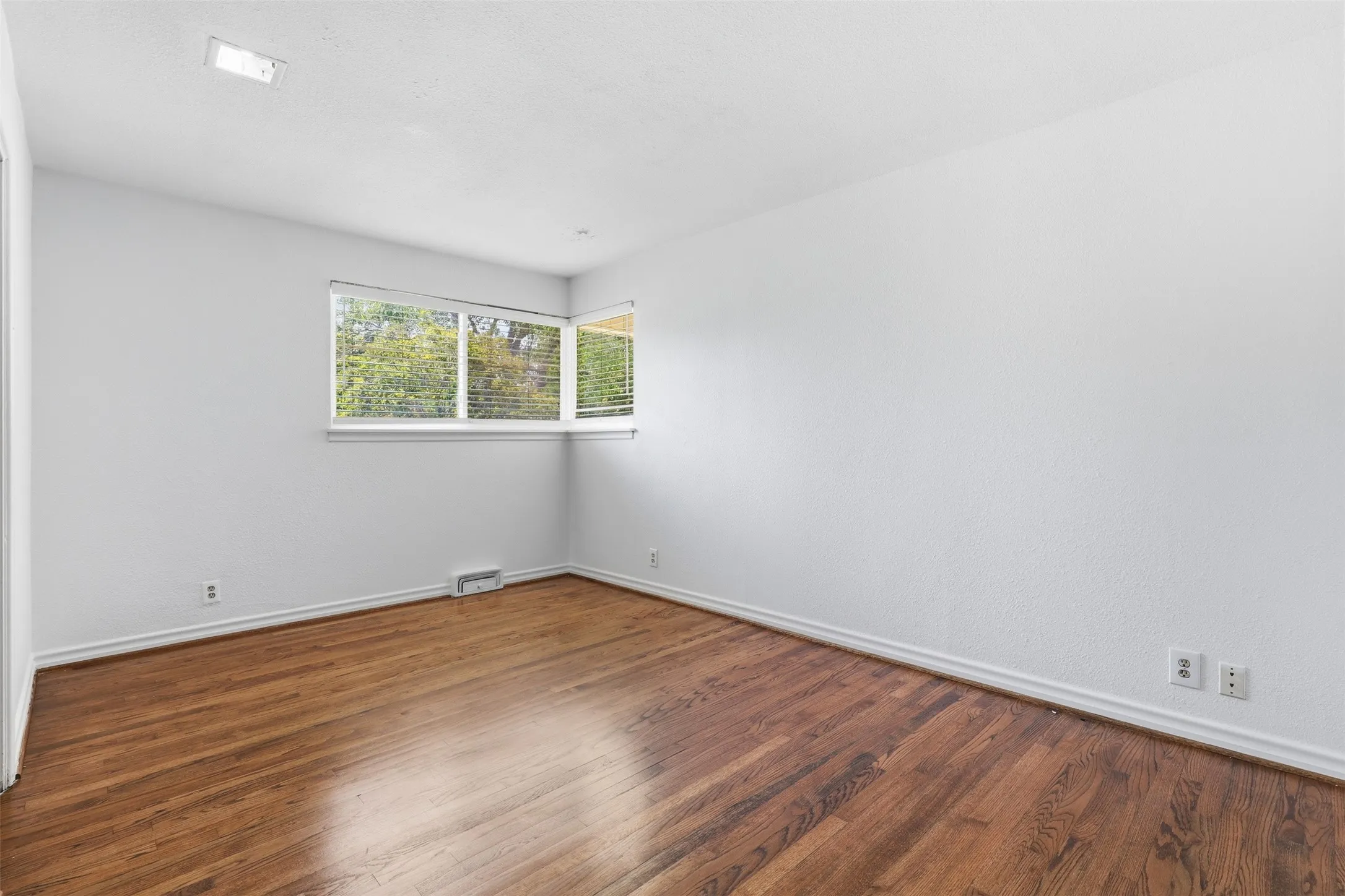 Single Family Residence For Sale in Tarrant County , 3921 Clayton Road E, Fort Worth, Texas 76116, 3 Bedroom, 3 Bathroom, Garage spaces, 2,210 Sqft, built in 1953, mls#21380669, Real Estate Agent in Fort Worth, Homes For Sale in Tarrant county, Homes For Sale in Fort Worth, Realtor in Fort Worth Texas, Real Estate Brokerage Independent Realty Texas, Luminita Cordes Realtor