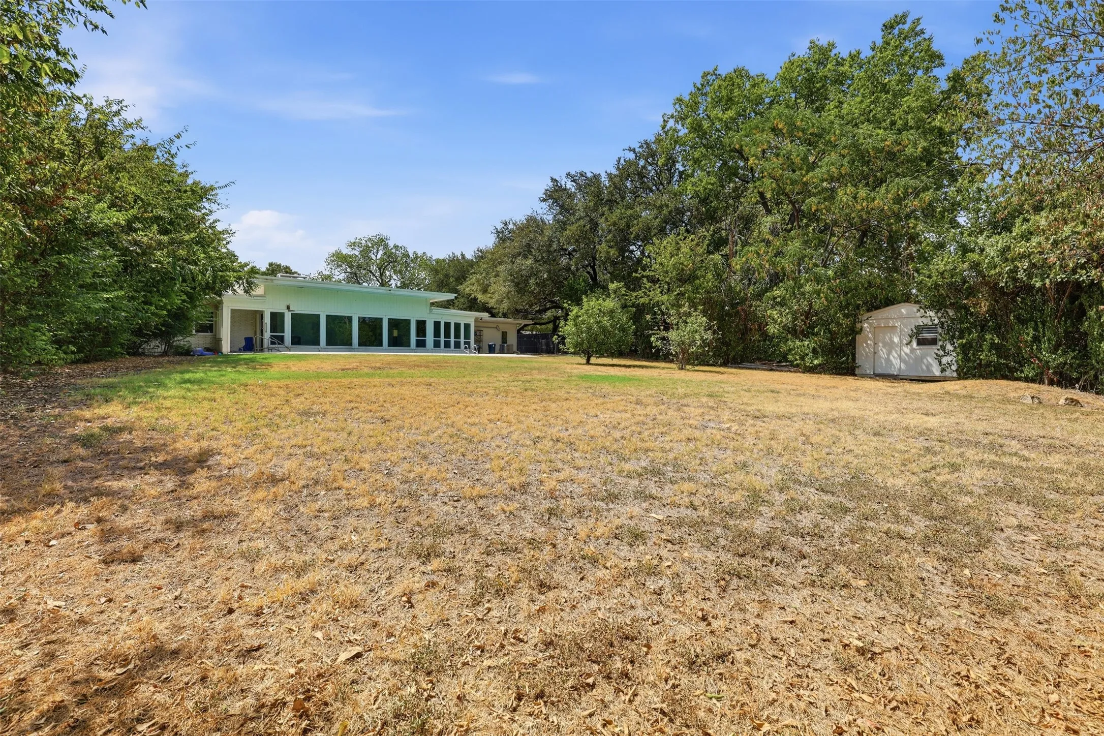 Single Family Residence For Sale in Tarrant County , 3921 Clayton Road E, Fort Worth, Texas 76116, 3 Bedroom, 3 Bathroom, Garage spaces, 2,210 Sqft, built in 1953, mls#21380669, Real Estate Agent in Fort Worth, Homes For Sale in Tarrant county, Homes For Sale in Fort Worth, Realtor in Fort Worth Texas, Real Estate Brokerage Independent Realty Texas, Luminita Cordes Realtor