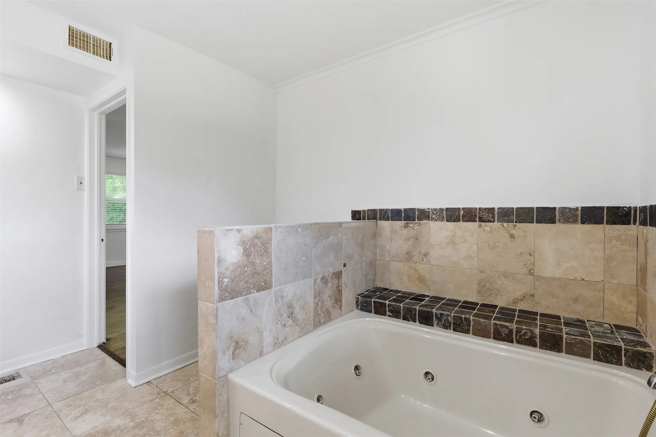 Single Family Residence For Sale in Tarrant County , 3921 Clayton Road E, Fort Worth, Texas 76116, 3 Bedroom, 3 Bathroom, Garage spaces, 2,210 Sqft, built in 1953, mls#21380669, Real Estate Agent in Fort Worth, Homes For Sale in Tarrant county, Homes For Sale in Fort Worth, Realtor in Fort Worth Texas, Real Estate Brokerage Independent Realty Texas, Luminita Cordes Realtor