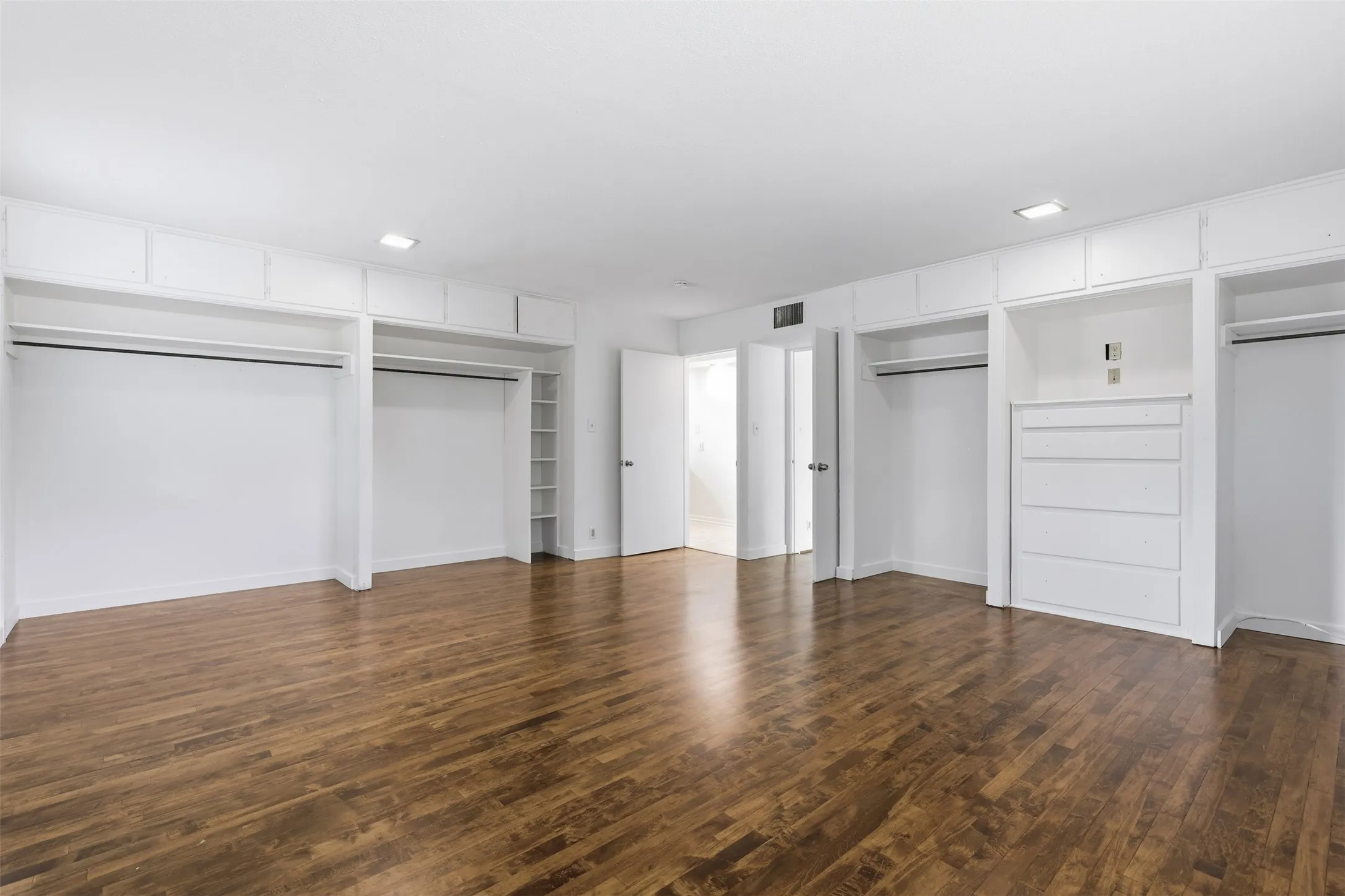 Single Family Residence For Sale in Tarrant County , 3921 Clayton Road E, Fort Worth, Texas 76116, 3 Bedroom, 3 Bathroom, Garage spaces, 2,210 Sqft, built in 1953, mls#21380669, Real Estate Agent in Fort Worth, Homes For Sale in Tarrant county, Homes For Sale in Fort Worth, Realtor in Fort Worth Texas, Real Estate Brokerage Independent Realty Texas, Luminita Cordes Realtor
