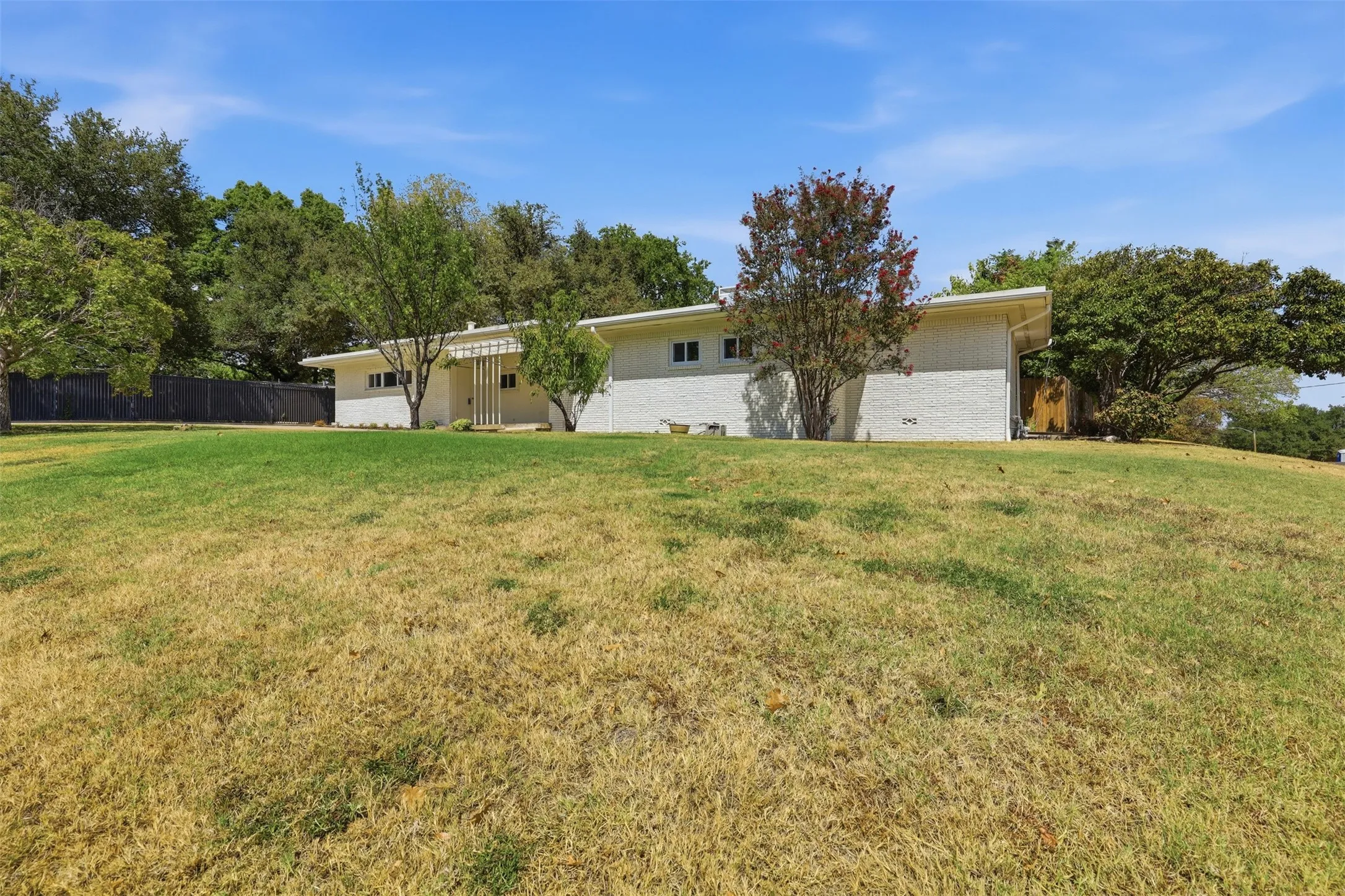 Single Family Residence For Sale in Tarrant County , 3921 Clayton Road E, Fort Worth, Texas 76116, 3 Bedroom, 3 Bathroom, Garage spaces, 2,210 Sqft, built in 1953, mls#21380669, Real Estate Agent in Fort Worth, Homes For Sale in Tarrant county, Homes For Sale in Fort Worth, Realtor in Fort Worth Texas, Real Estate Brokerage Independent Realty Texas, Luminita Cordes Realtor