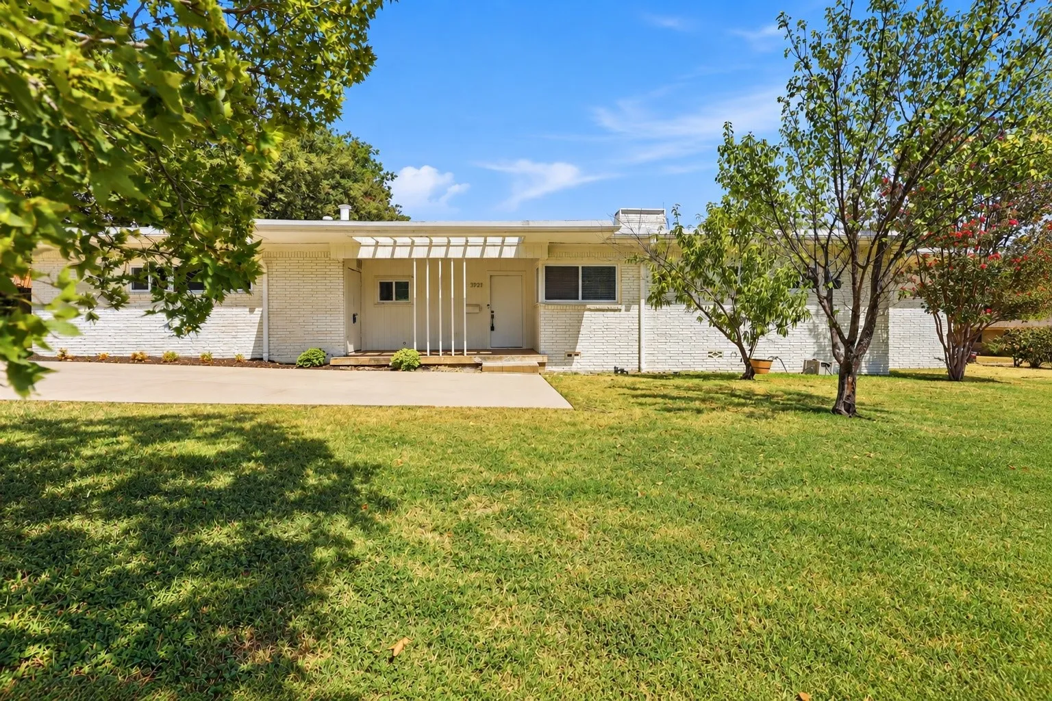 Single Family Residence For Sale in Tarrant County , 3921 Clayton Road E, Fort Worth, Texas 76116, 3 Bedroom, 3 Bathroom, Garage spaces, 2,210 Sqft, built in 1953, mls#21380669, Real Estate Agent in Fort Worth, Homes For Sale in Tarrant county, Homes For Sale in Fort Worth, Realtor in Fort Worth Texas, Real Estate Brokerage Independent Realty Texas, Luminita Cordes Realtor