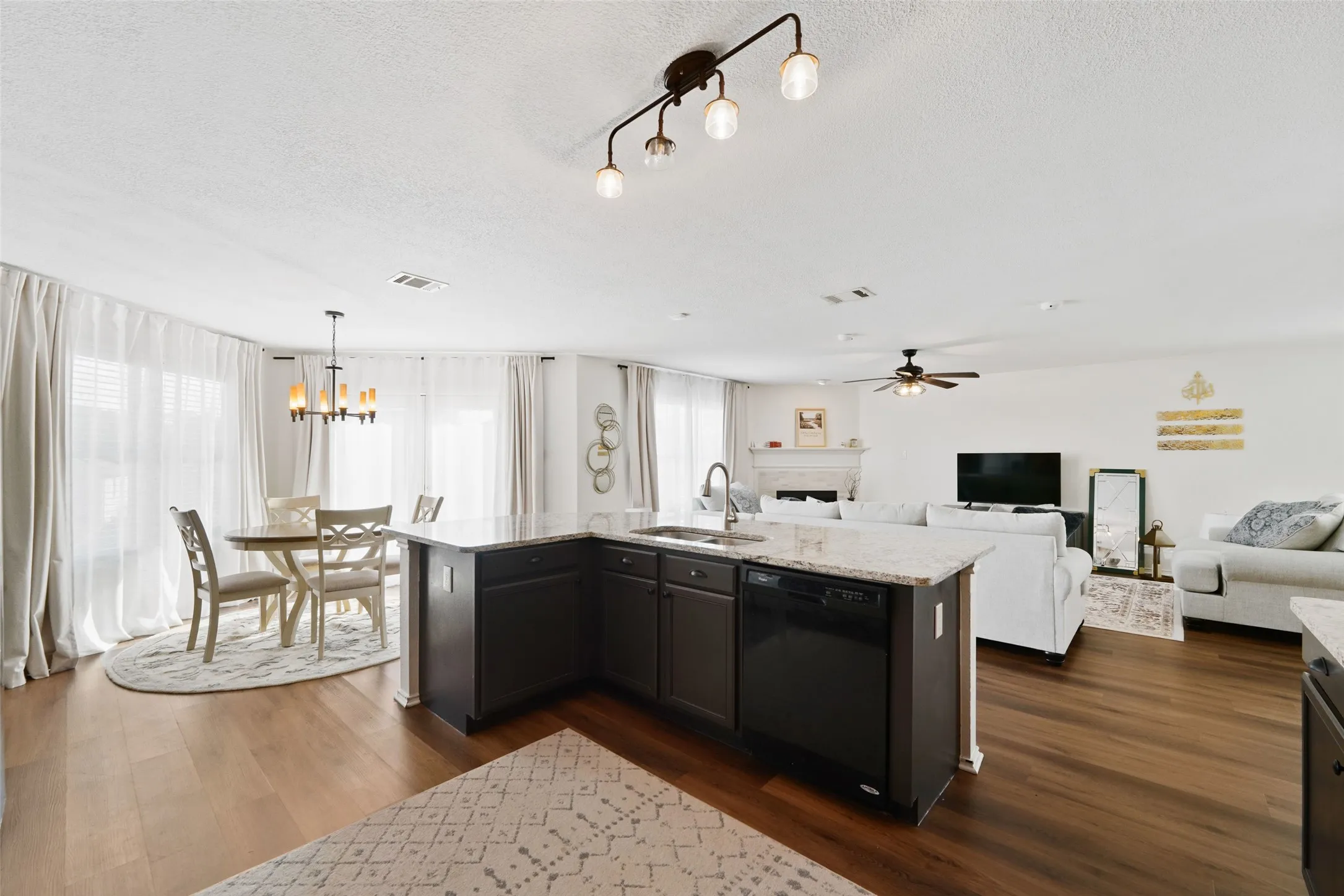 Single Family Residence For Sale in Tarrant County , 7536 Brentwood Stair Road, Fort Worth, Texas 76112, 4 Bedroom, 3 Bathroom, 2 Garage spaces, 3,298 Sqft, built in 2005, mls#21382683, Real Estate Agent in Fort Worth, Homes For Sale in Tarrant county, Homes For Sale in Fort Worth, Realtor in Fort Worth Texas, Real Estate Brokerage Independent Realty Texas, Luminita Cordes Realtor