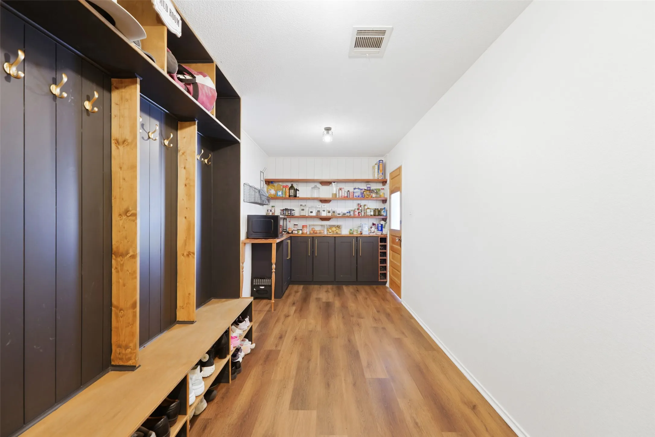 Single Family Residence For Sale in Tarrant County , 7536 Brentwood Stair Road, Fort Worth, Texas 76112, 4 Bedroom, 3 Bathroom, 2 Garage spaces, 3,298 Sqft, built in 2005, mls#21382683, Real Estate Agent in Fort Worth, Homes For Sale in Tarrant county, Homes For Sale in Fort Worth, Realtor in Fort Worth Texas, Real Estate Brokerage Independent Realty Texas, Luminita Cordes Realtor
