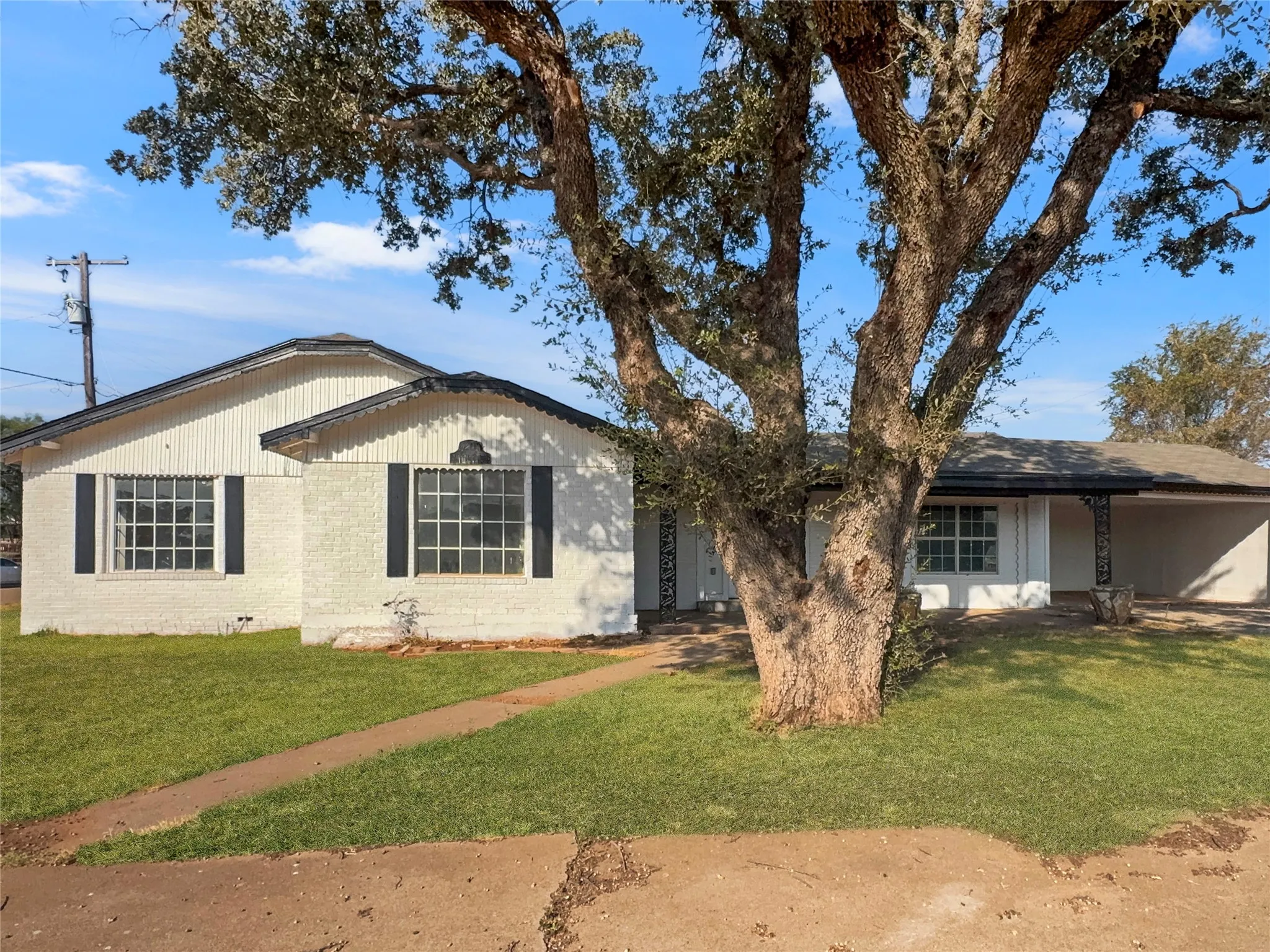 Single Family Residence For Sale in Nolan County , 1201 Hickory, Sweetwater, Texas 79556, 3 Bedroom, 3 Bathroom, Garage spaces, 1,994 Sqft, built in 0, mls#21383668, Real Estate Agent in Sweetwater, Homes For Sale in Nolan county, Homes For Sale in Sweetwater, Realtor in Sweetwater Texas, Real Estate Brokerage Independent Realty Texas, Luminita Cordes Realtor