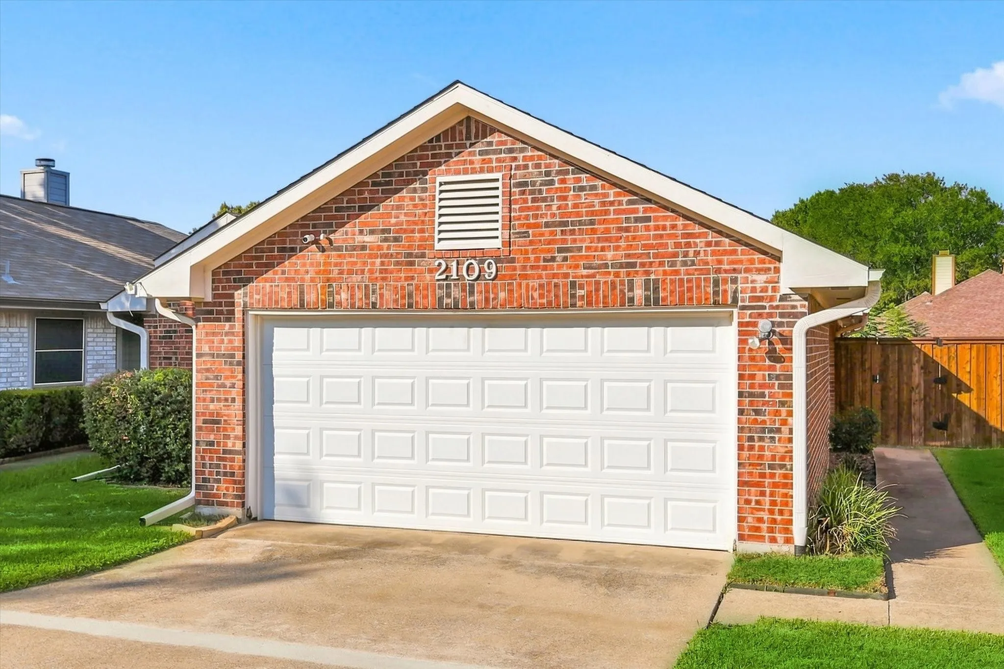 Single Family Residence For Sale in Dallas County , 2109 Glen Heights Drive, Garland, Texas 75044, 2 Bedroom, 2 Bathroom, 2 Garage spaces, 1,422 Sqft, built in 1988, mls#21382628, Real Estate Agent in Garland, Homes For Sale in Dallas county, Homes For Sale in Garland, Realtor in Garland Texas, Real Estate Brokerage Independent Realty Texas, Luminita Cordes Realtor