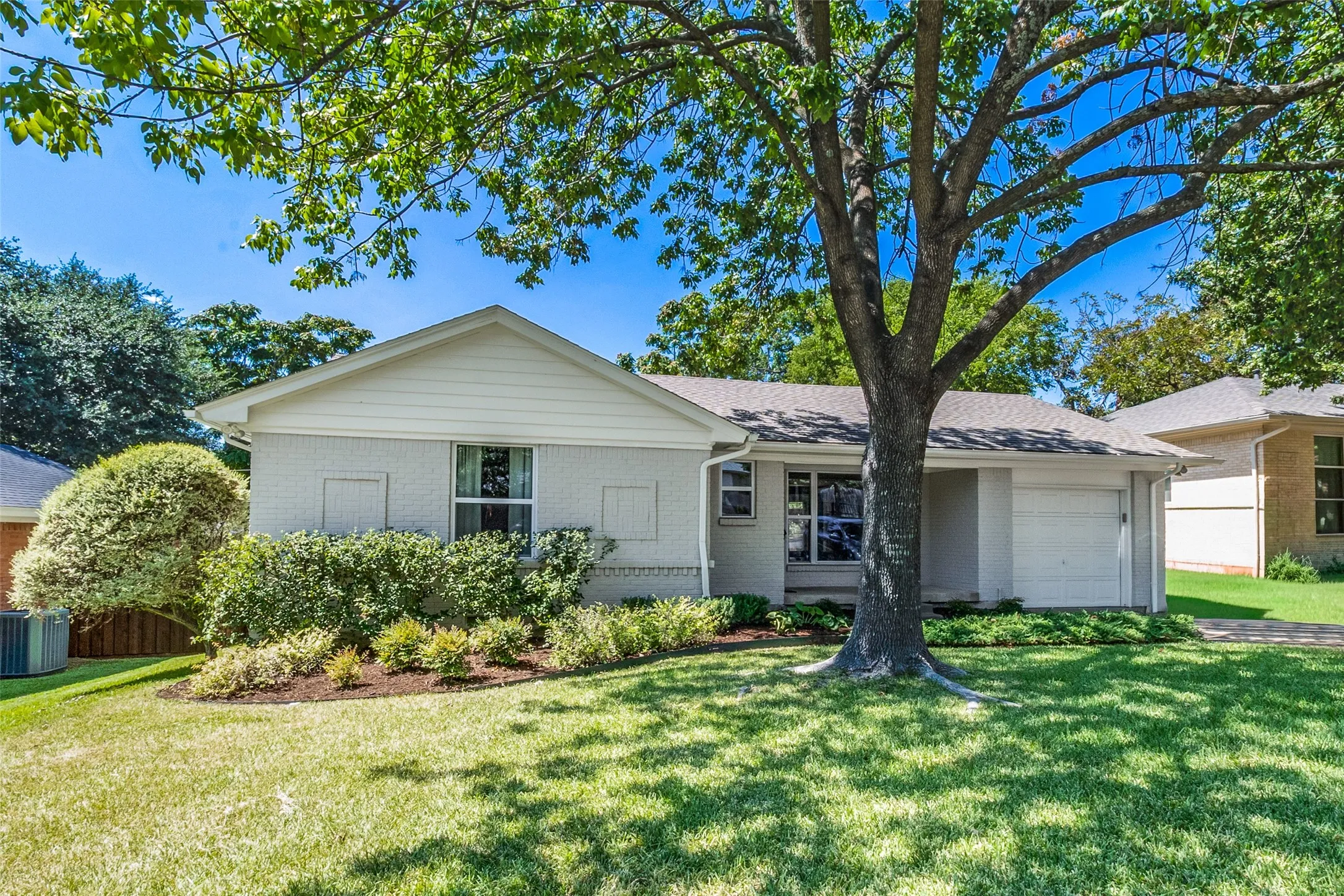 Single Family Residence For Sale in Dallas County , 11609 Colmar Street, Dallas, Texas 75218, 3 Bedroom, 2 Bathroom, 1 Garage spaces, 1,557 Sqft, built in 1955, mls#21374262, Real Estate Agent in Dallas, Homes For Sale in Dallas county, Homes For Sale in Dallas, Realtor in Dallas Texas, Real Estate Brokerage Independent Realty Texas, Luminita Cordes Realtor