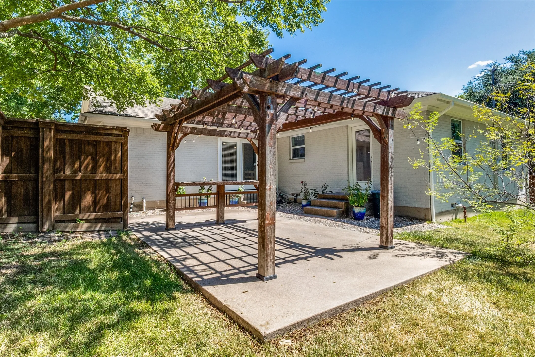 Single Family Residence For Sale in Dallas County , 11609 Colmar Street, Dallas, Texas 75218, 3 Bedroom, 2 Bathroom, 1 Garage spaces, 1,557 Sqft, built in 1955, mls#21374262, Real Estate Agent in Dallas, Homes For Sale in Dallas county, Homes For Sale in Dallas, Realtor in Dallas Texas, Real Estate Brokerage Independent Realty Texas, Luminita Cordes Realtor