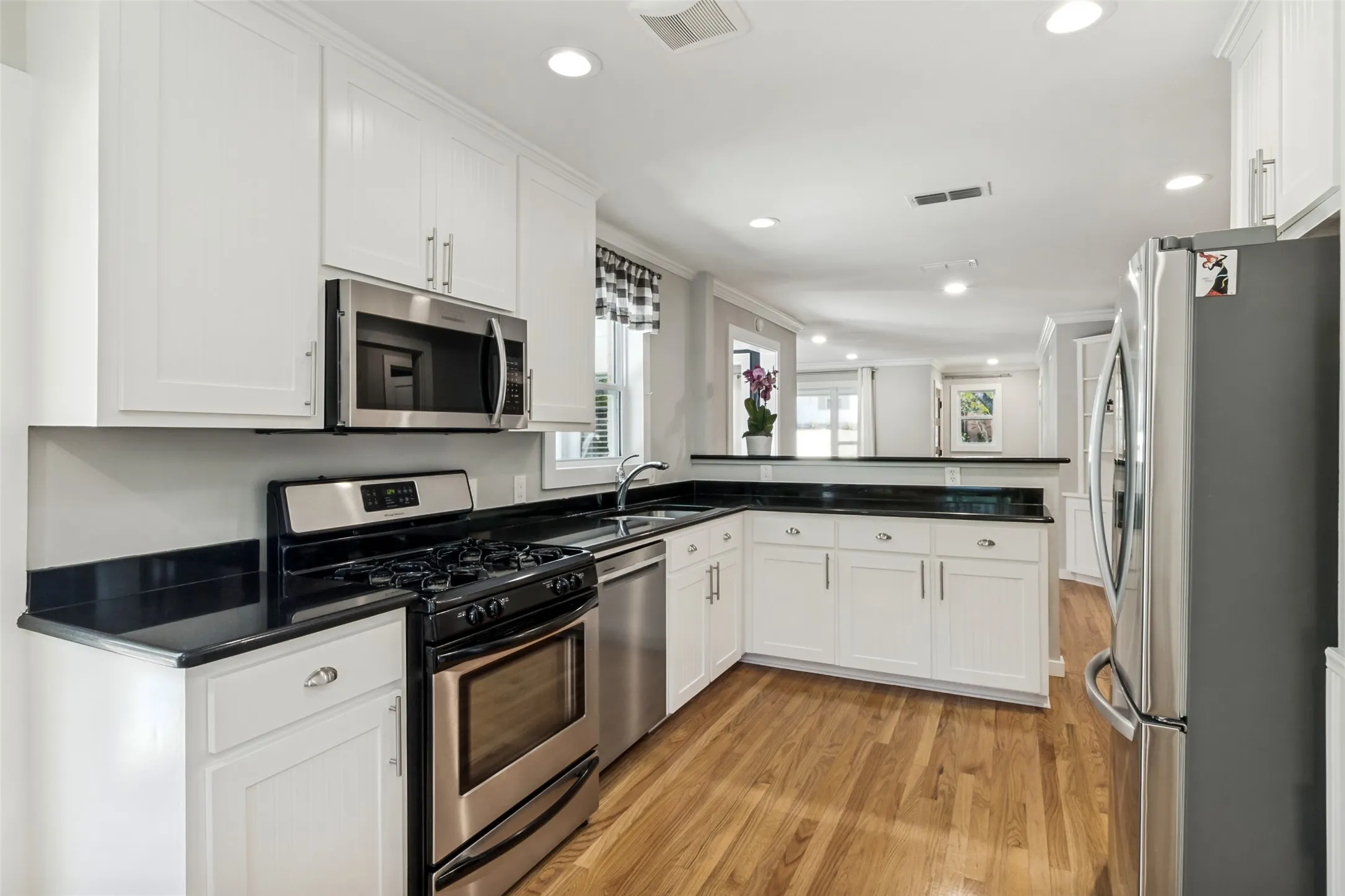 Single Family Residence For Sale in Dallas County , 11609 Colmar Street, Dallas, Texas 75218, 3 Bedroom, 2 Bathroom, 1 Garage spaces, 1,557 Sqft, built in 1955, mls#21374262, Real Estate Agent in Dallas, Homes For Sale in Dallas county, Homes For Sale in Dallas, Realtor in Dallas Texas, Real Estate Brokerage Independent Realty Texas, Luminita Cordes Realtor