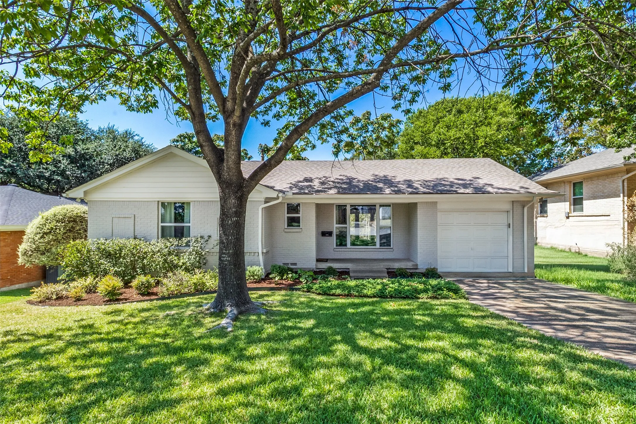 Single Family Residence For Sale in Dallas County , 11609 Colmar Street, Dallas, Texas 75218, 3 Bedroom, 2 Bathroom, 1 Garage spaces, 1,557 Sqft, built in 1955, mls#21374262, Real Estate Agent in Dallas, Homes For Sale in Dallas county, Homes For Sale in Dallas, Realtor in Dallas Texas, Real Estate Brokerage Independent Realty Texas, Luminita Cordes Realtor