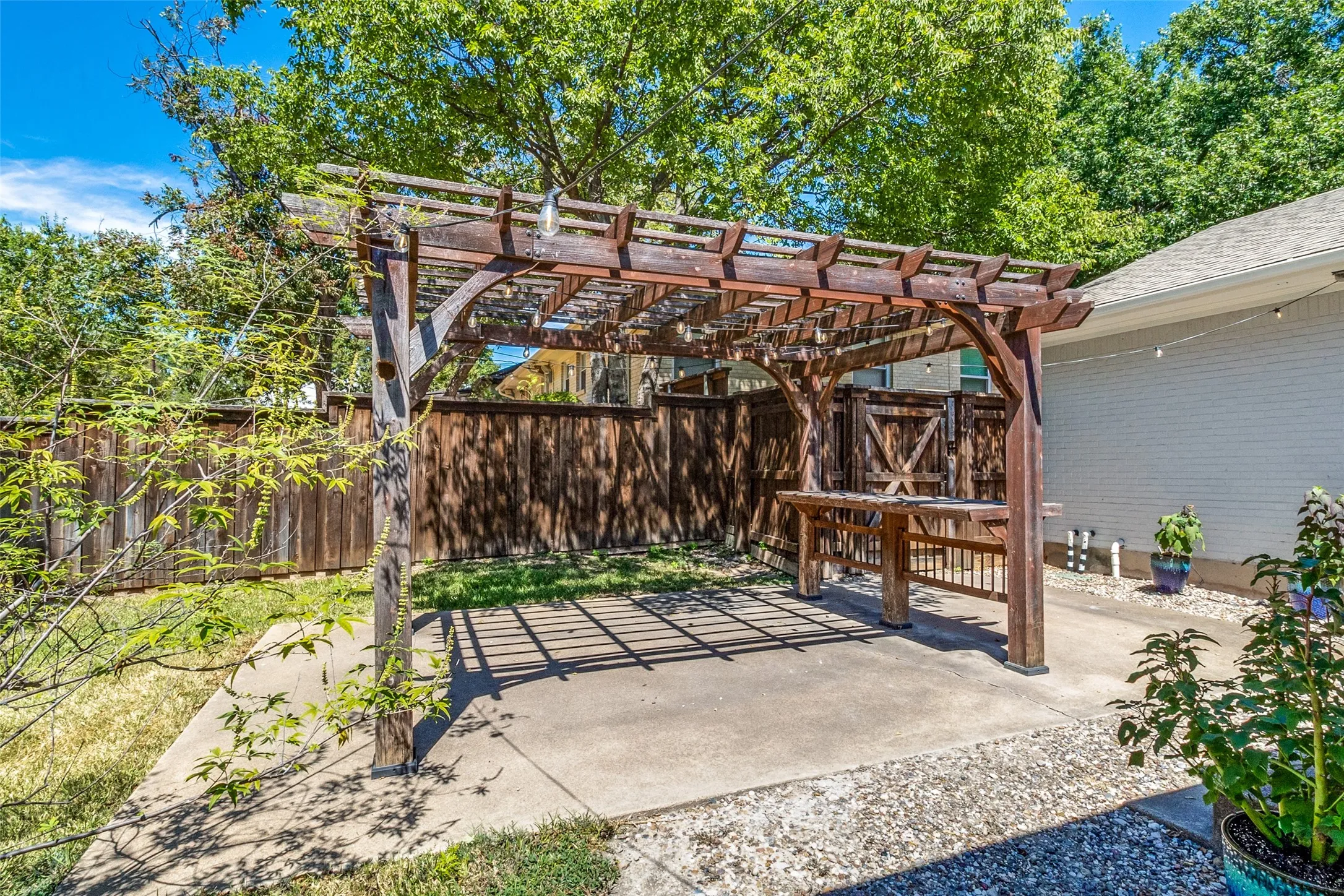 Single Family Residence For Sale in Dallas County , 11609 Colmar Street, Dallas, Texas 75218, 3 Bedroom, 2 Bathroom, 1 Garage spaces, 1,557 Sqft, built in 1955, mls#21374262, Real Estate Agent in Dallas, Homes For Sale in Dallas county, Homes For Sale in Dallas, Realtor in Dallas Texas, Real Estate Brokerage Independent Realty Texas, Luminita Cordes Realtor