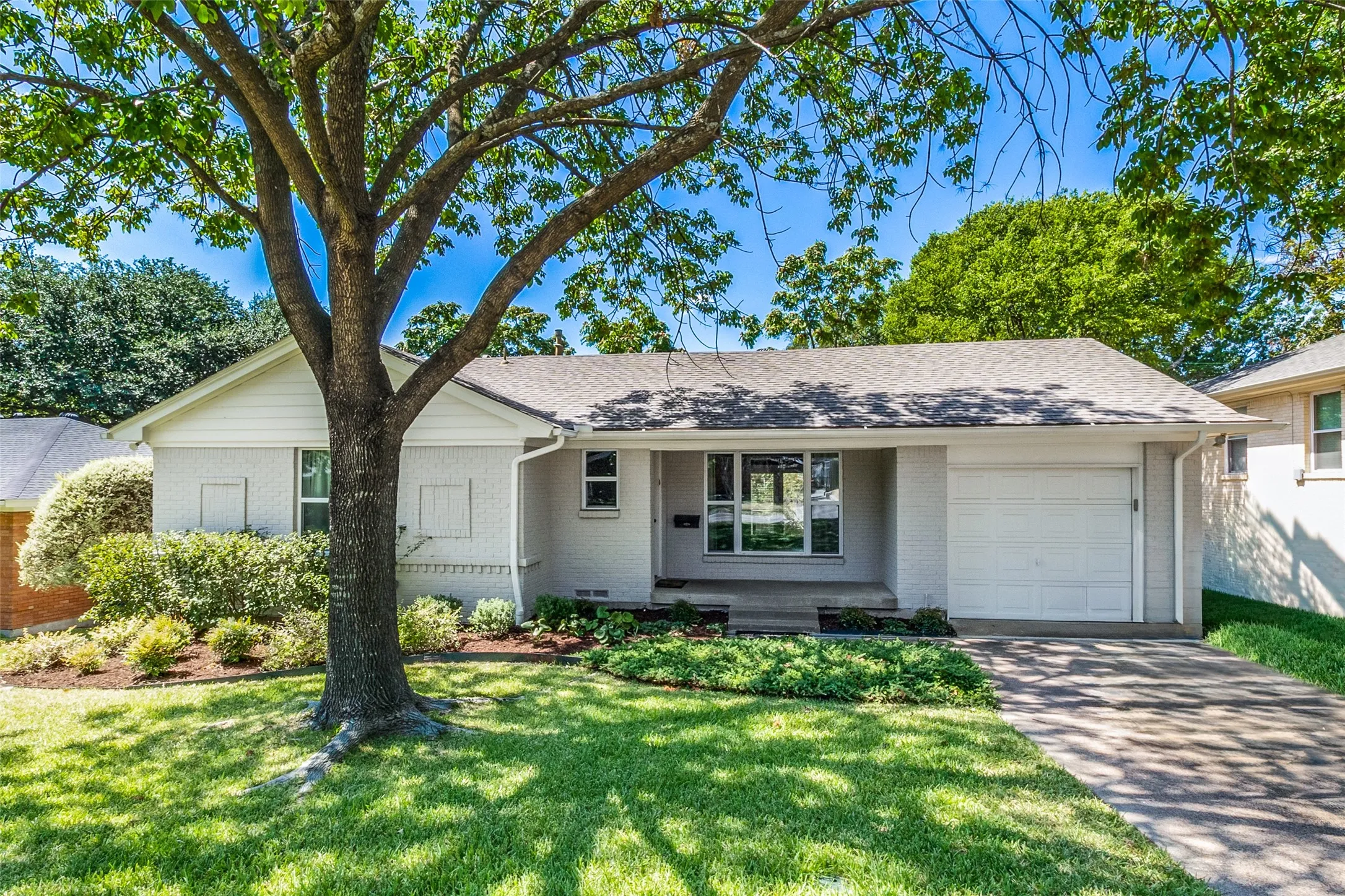 Single Family Residence For Sale in Dallas County , 11609 Colmar Street, Dallas, Texas 75218, 3 Bedroom, 2 Bathroom, 1 Garage spaces, 1,557 Sqft, built in 1955, mls#21374262, Real Estate Agent in Dallas, Homes For Sale in Dallas county, Homes For Sale in Dallas, Realtor in Dallas Texas, Real Estate Brokerage Independent Realty Texas, Luminita Cordes Realtor