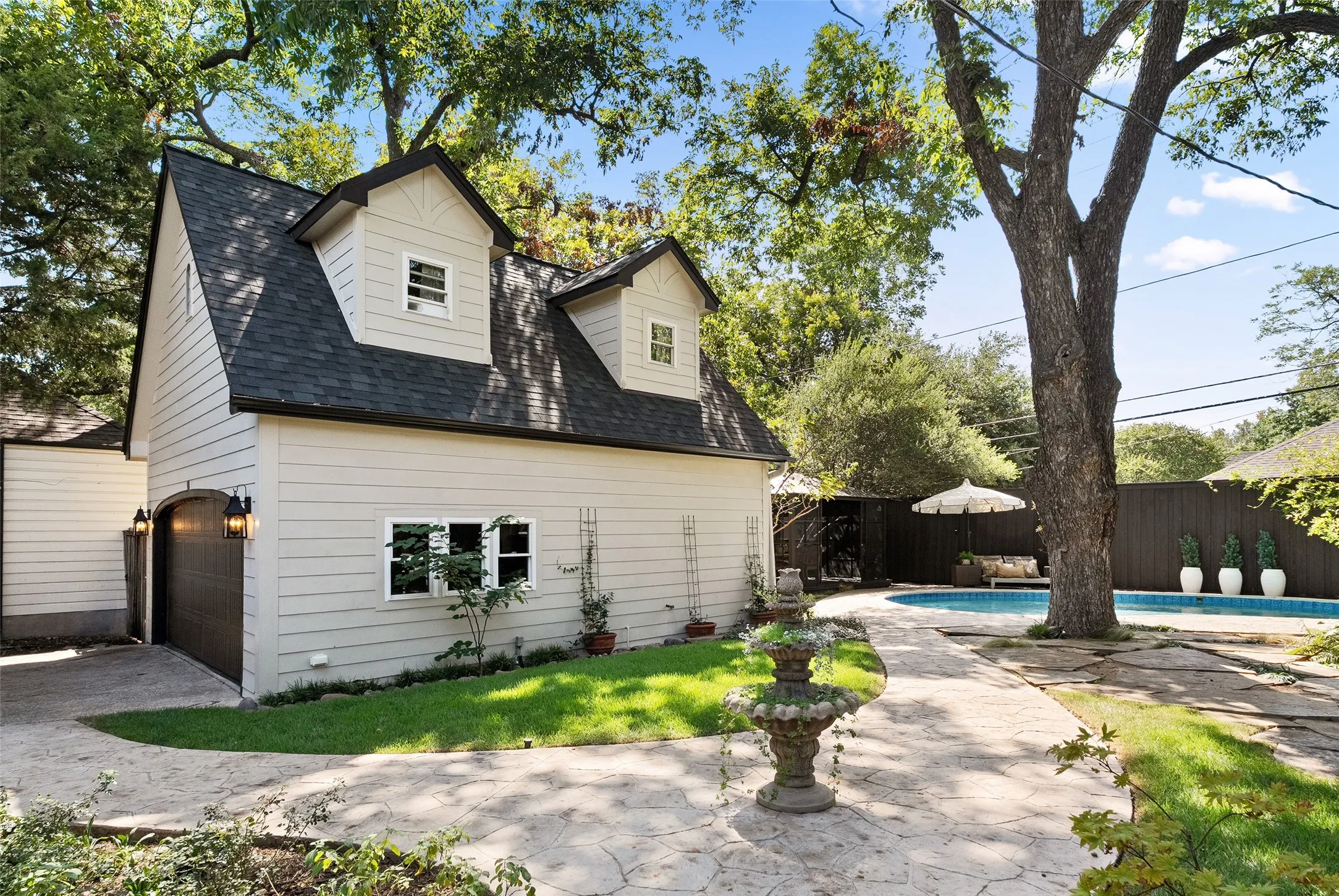 Single Family Residence For Sale in Dallas County , 5446 Monticello Avenue, Dallas, Texas 75206, 2 Bedroom, 3 Bathroom, 2 Garage spaces, 1,748 Sqft, built in 1928, mls#21383347, Real Estate Agent in Dallas, Homes For Sale in Dallas county, Homes For Sale in Dallas, Realtor in Dallas Texas, Real Estate Brokerage Independent Realty Texas, Luminita Cordes Realtor