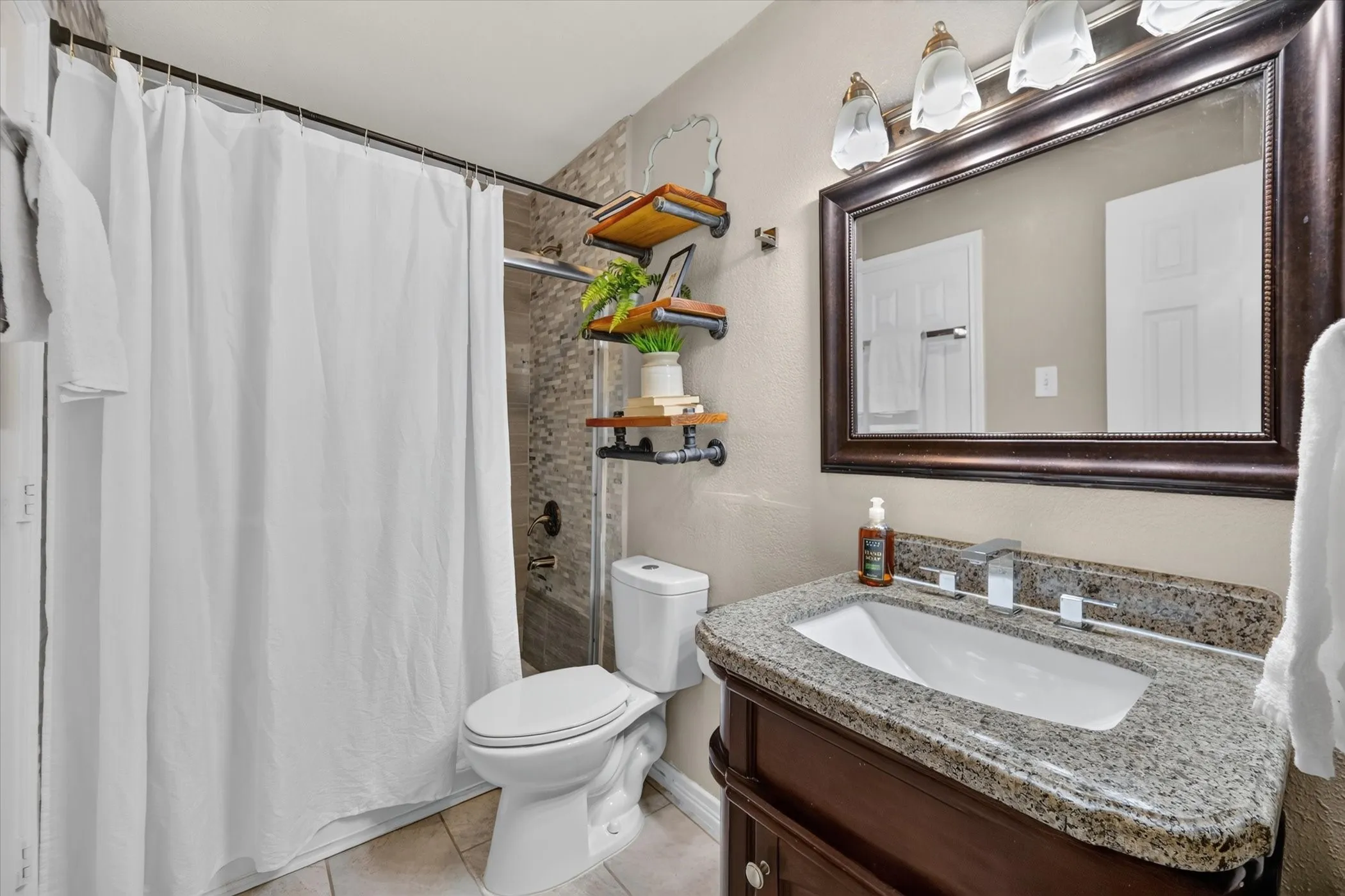 Single Family Residence For Sale in Dallas County , 2817 Royalty Drive, Garland, Texas 75044, 3 Bedroom, 2 Bathroom, 2 Garage spaces, 1,535 Sqft, built in 1976, mls#21382970, Real Estate Agent in Garland, Homes For Sale in Dallas county, Homes For Sale in Garland, Realtor in Garland Texas, Real Estate Brokerage Independent Realty Texas, Luminita Cordes Realtor