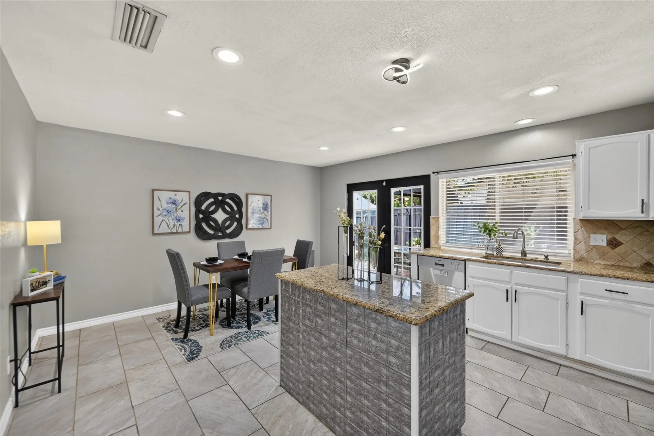Single Family Residence For Sale in Dallas County , 2817 Royalty Drive, Garland, Texas 75044, 3 Bedroom, 2 Bathroom, 2 Garage spaces, 1,535 Sqft, built in 1976, mls#21382970, Real Estate Agent in Garland, Homes For Sale in Dallas county, Homes For Sale in Garland, Realtor in Garland Texas, Real Estate Brokerage Independent Realty Texas, Luminita Cordes Realtor