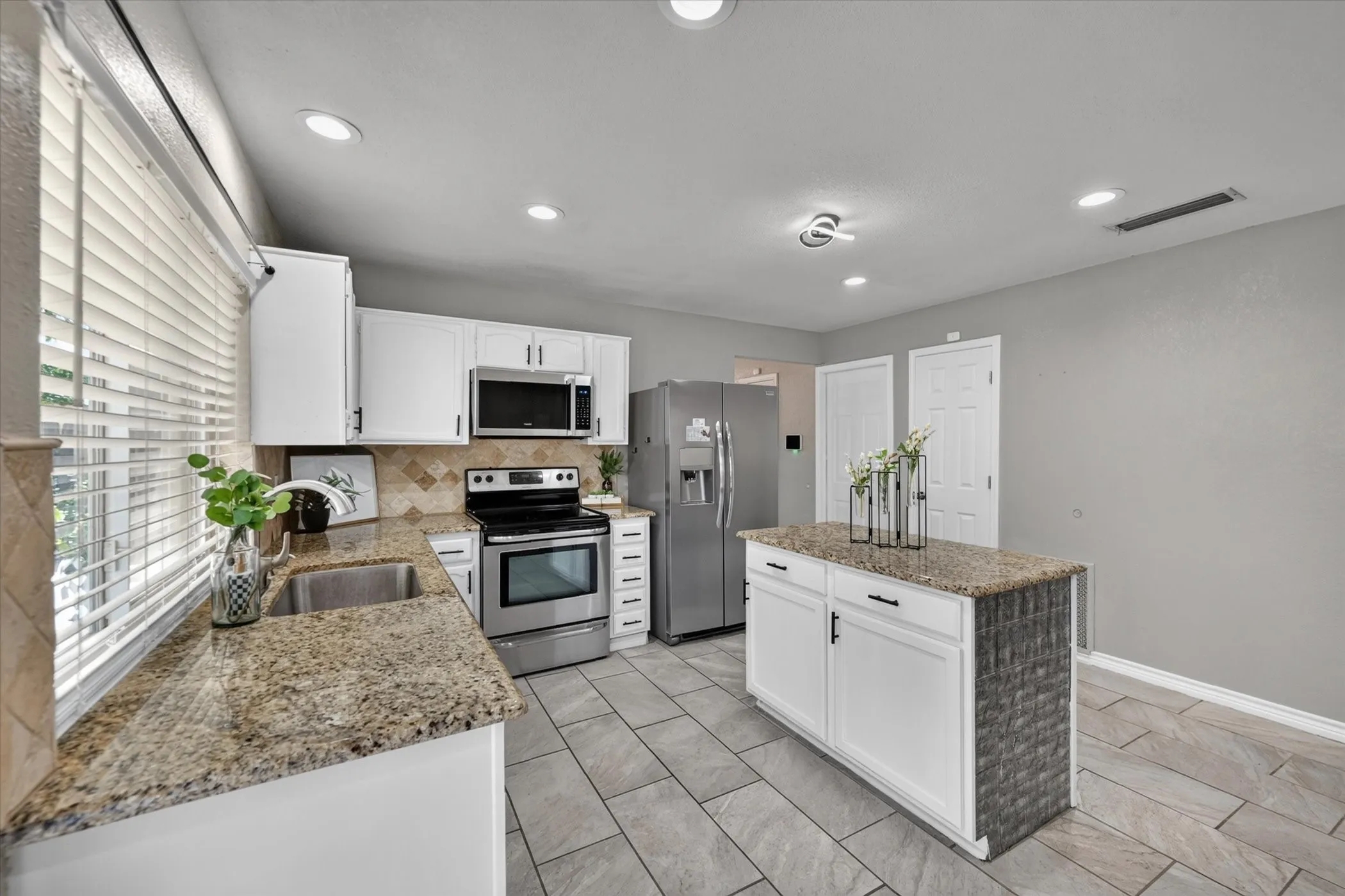 Single Family Residence For Sale in Dallas County , 2817 Royalty Drive, Garland, Texas 75044, 3 Bedroom, 2 Bathroom, 2 Garage spaces, 1,535 Sqft, built in 1976, mls#21382970, Real Estate Agent in Garland, Homes For Sale in Dallas county, Homes For Sale in Garland, Realtor in Garland Texas, Real Estate Brokerage Independent Realty Texas, Luminita Cordes Realtor
