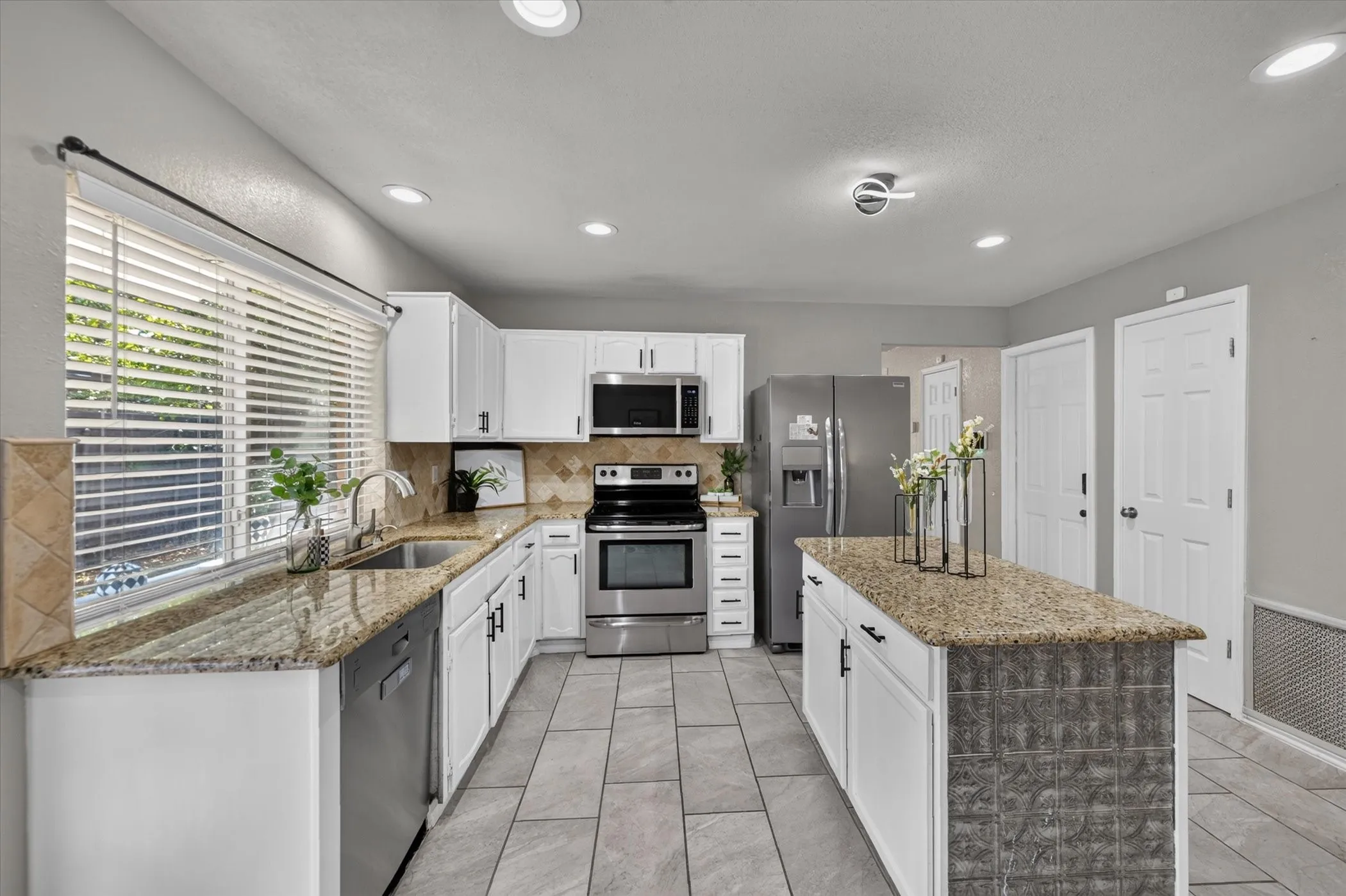 Single Family Residence For Sale in Dallas County , 2817 Royalty Drive, Garland, Texas 75044, 3 Bedroom, 2 Bathroom, 2 Garage spaces, 1,535 Sqft, built in 1976, mls#21382970, Real Estate Agent in Garland, Homes For Sale in Dallas county, Homes For Sale in Garland, Realtor in Garland Texas, Real Estate Brokerage Independent Realty Texas, Luminita Cordes Realtor