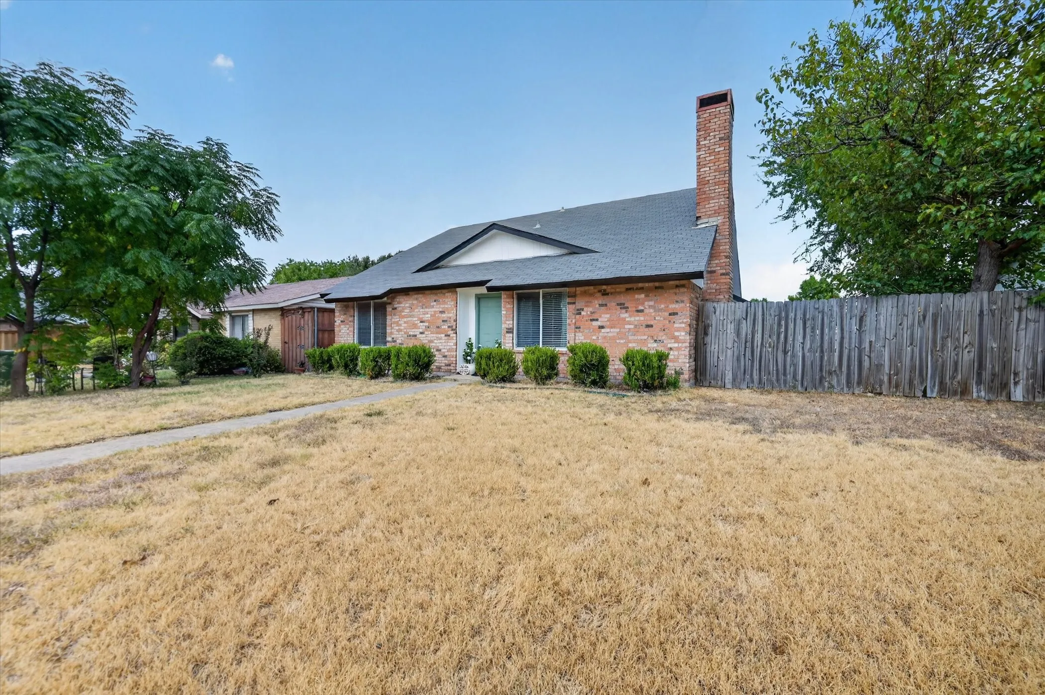 Single Family Residence For Sale in Dallas County , 2817 Royalty Drive, Garland, Texas 75044, 3 Bedroom, 2 Bathroom, 2 Garage spaces, 1,535 Sqft, built in 1976, mls#21382970, Real Estate Agent in Garland, Homes For Sale in Dallas county, Homes For Sale in Garland, Realtor in Garland Texas, Real Estate Brokerage Independent Realty Texas, Luminita Cordes Realtor