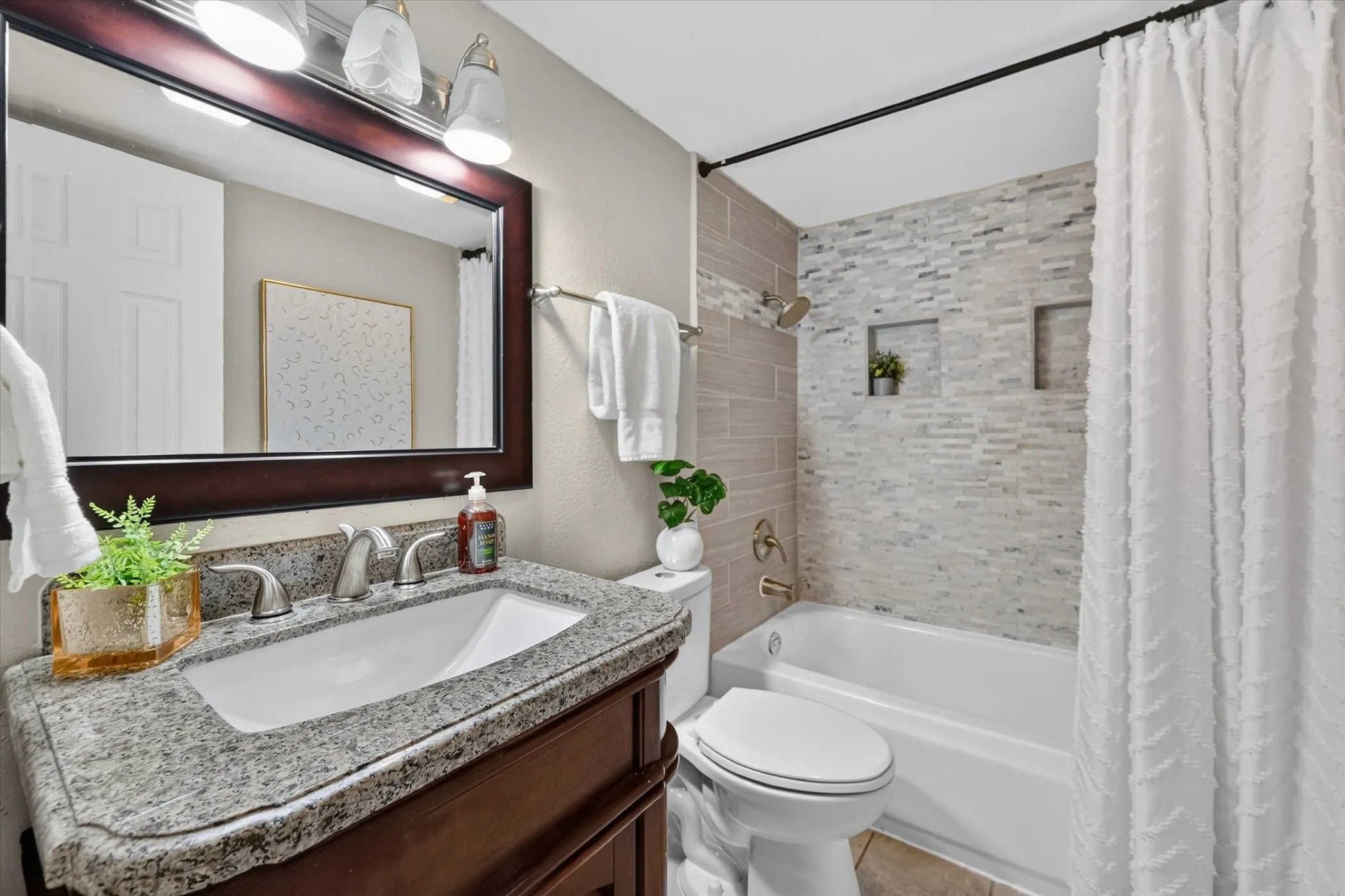 Single Family Residence For Sale in Dallas County , 2817 Royalty Drive, Garland, Texas 75044, 3 Bedroom, 2 Bathroom, 2 Garage spaces, 1,535 Sqft, built in 1976, mls#21382970, Real Estate Agent in Garland, Homes For Sale in Dallas county, Homes For Sale in Garland, Realtor in Garland Texas, Real Estate Brokerage Independent Realty Texas, Luminita Cordes Realtor