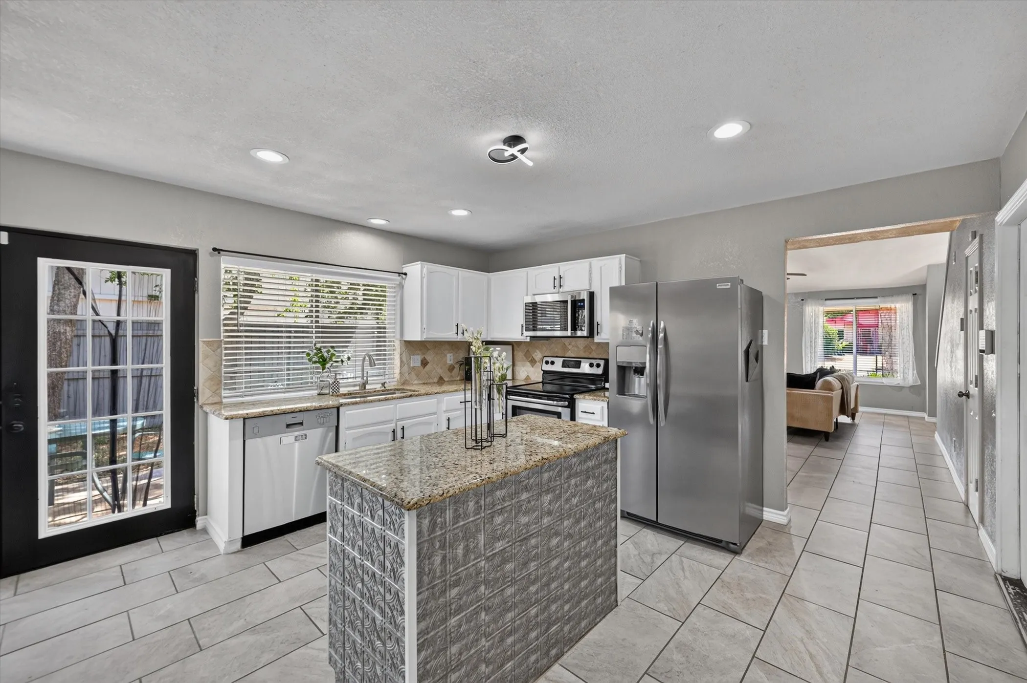 Single Family Residence For Sale in Dallas County , 2817 Royalty Drive, Garland, Texas 75044, 3 Bedroom, 2 Bathroom, 2 Garage spaces, 1,535 Sqft, built in 1976, mls#21382970, Real Estate Agent in Garland, Homes For Sale in Dallas county, Homes For Sale in Garland, Realtor in Garland Texas, Real Estate Brokerage Independent Realty Texas, Luminita Cordes Realtor