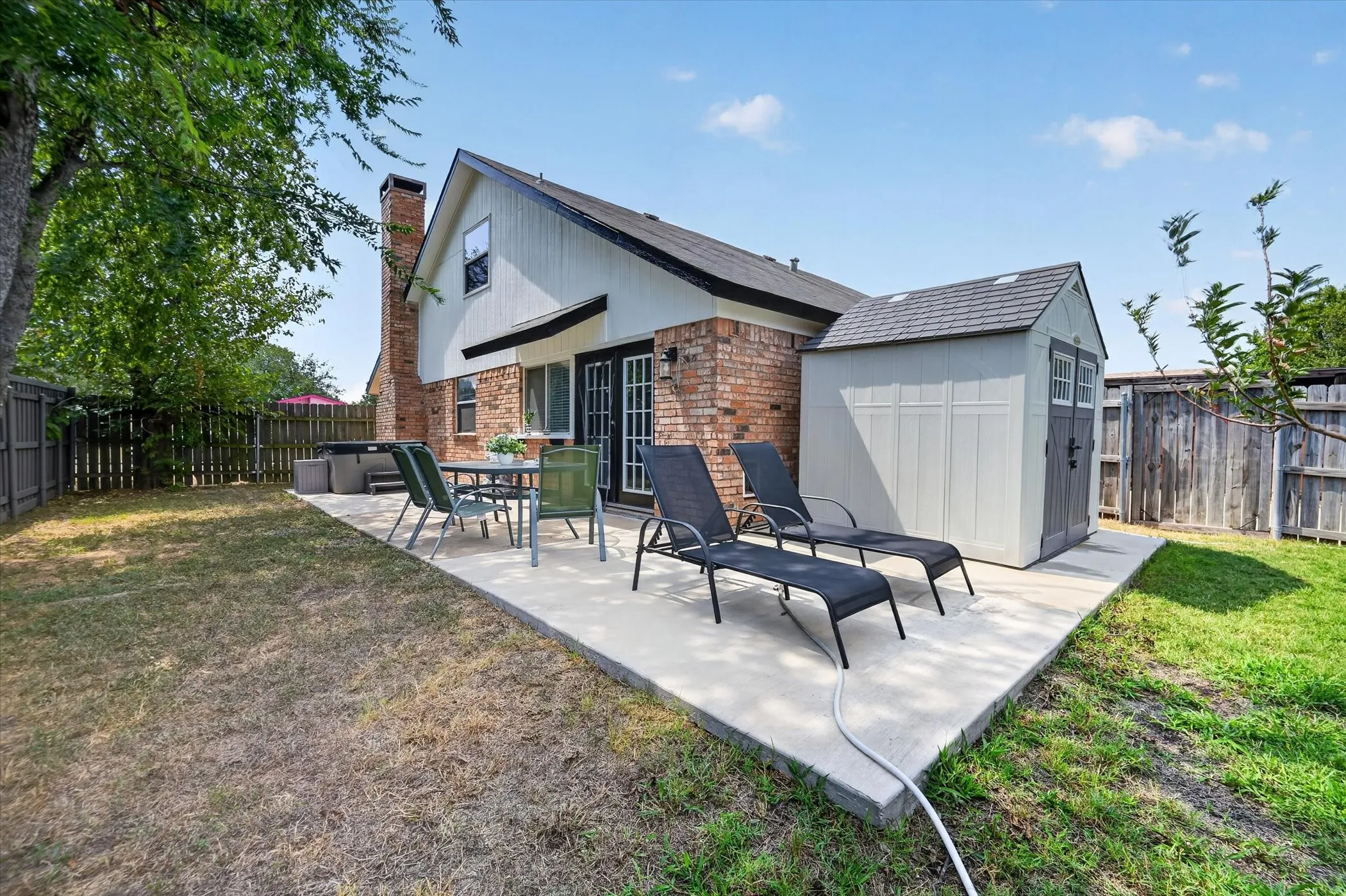Single Family Residence For Sale in Dallas County , 2817 Royalty Drive, Garland, Texas 75044, 3 Bedroom, 2 Bathroom, 2 Garage spaces, 1,535 Sqft, built in 1976, mls#21382970, Real Estate Agent in Garland, Homes For Sale in Dallas county, Homes For Sale in Garland, Realtor in Garland Texas, Real Estate Brokerage Independent Realty Texas, Luminita Cordes Realtor