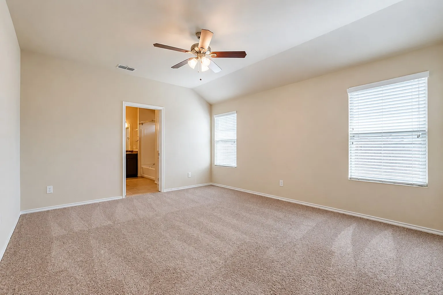 Single Family Residence For Rent in Tarrant County , 6289 Spring Buck Run, Fort Worth, Texas 76179, 4 Bedroom, 2 Bathroom, 2 Garage spaces, 1,772 Sqft, built in 2015, mls#21383704, Real Estate Agent in Fort Worth, Homes For Rent in Tarrant county, Homes For Rent in Fort Worth, Realtor in Fort Worth Texas, Real Estate Brokerage Independent Realty Texas, Luminita Cordes Realtor