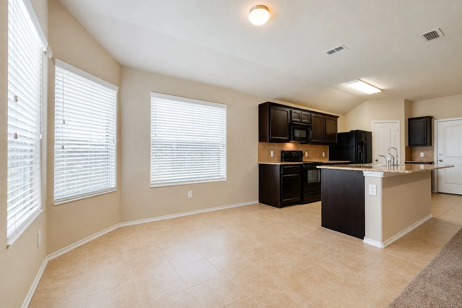 Single Family Residence For Rent in Tarrant County , 6289 Spring Buck Run, Fort Worth, Texas 76179, 4 Bedroom, 2 Bathroom, 2 Garage spaces, 1,772 Sqft, built in 2015, mls#21383704, Real Estate Agent in Fort Worth, Homes For Rent in Tarrant county, Homes For Rent in Fort Worth, Realtor in Fort Worth Texas, Real Estate Brokerage Independent Realty Texas, Luminita Cordes Realtor