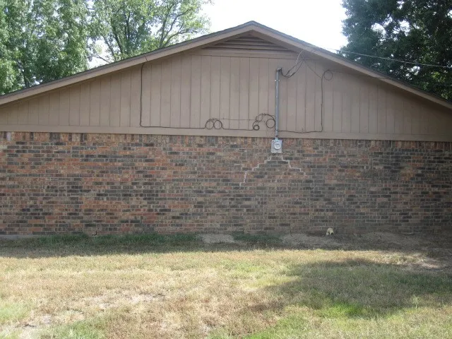 Single Family Residence For Sale in Cooke County , 411 Ashland Drive, Gainesville, Texas 76240, 4 Bedroom, 2 Bathroom, Garage spaces, 1,383 Sqft, built in 1980, mls#21383707, Real Estate Agent in Gainesville, Homes For Sale in Cooke county, Homes For Sale in Gainesville, Realtor in Gainesville Texas, Real Estate Brokerage Independent Realty Texas, Luminita Cordes Realtor