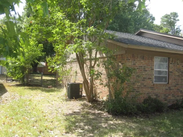 Single Family Residence For Sale in Cooke County , 411 Ashland Drive, Gainesville, Texas 76240, 4 Bedroom, 2 Bathroom, Garage spaces, 1,383 Sqft, built in 1980, mls#21383707, Real Estate Agent in Gainesville, Homes For Sale in Cooke county, Homes For Sale in Gainesville, Realtor in Gainesville Texas, Real Estate Brokerage Independent Realty Texas, Luminita Cordes Realtor