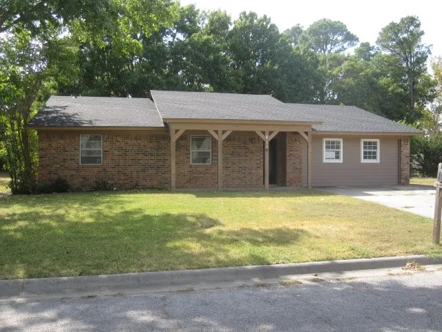 Single Family Residence For Sale in Cooke County , 411 Ashland Drive, Gainesville, Texas 76240, 4 Bedroom, 2 Bathroom, Garage spaces, 1,383 Sqft, built in 1980, mls#21383707, Real Estate Agent in Gainesville, Homes For Sale in Cooke county, Homes For Sale in Gainesville, Realtor in Gainesville Texas, Real Estate Brokerage Independent Realty Texas, Luminita Cordes Realtor