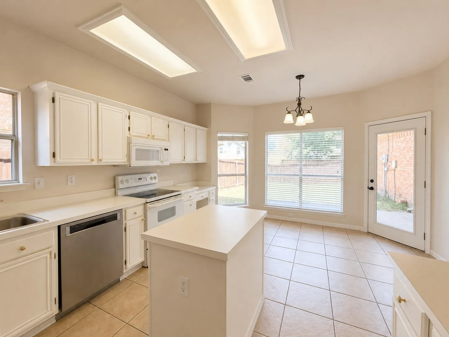 Single Family Residence For Rent in Collin County , 709 Ridgemont Drive, Allen, Texas 75002, 4 Bedroom, 3 Bathroom, 2 Garage spaces, 2,155 Sqft, built in 1991, mls#21362027, Real Estate Agent in Allen, Homes For Rent in Collin county, Homes For Rent in Allen, Realtor in Allen Texas, Real Estate Brokerage Independent Realty Texas, Luminita Cordes Realtor