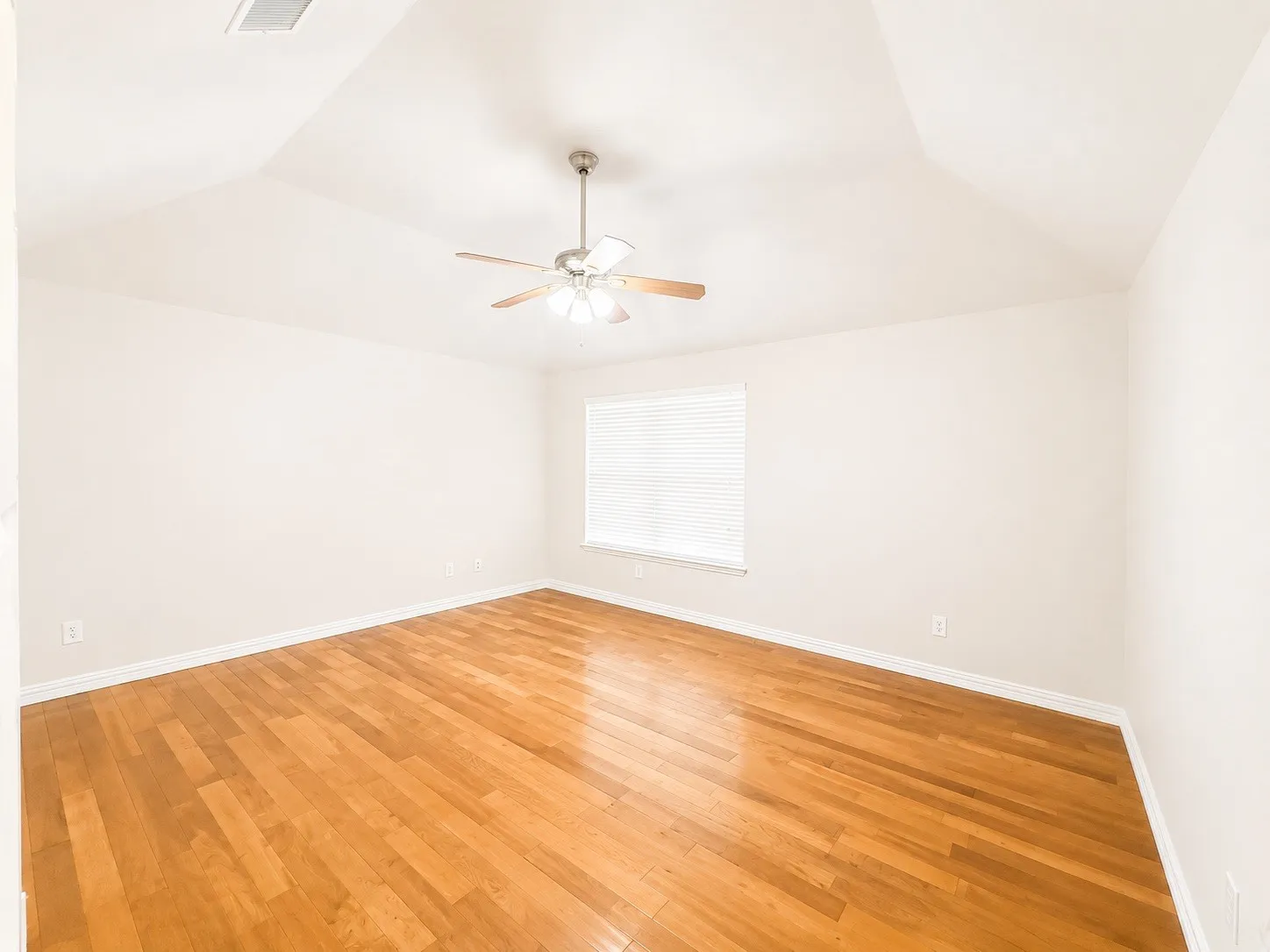 Single Family Residence For Rent in Collin County , 709 Ridgemont Drive, Allen, Texas 75002, 4 Bedroom, 3 Bathroom, 2 Garage spaces, 2,155 Sqft, built in 1991, mls#21362027, Real Estate Agent in Allen, Homes For Rent in Collin county, Homes For Rent in Allen, Realtor in Allen Texas, Real Estate Brokerage Independent Realty Texas, Luminita Cordes Realtor