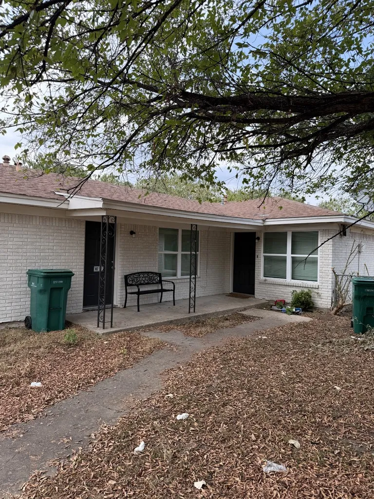 Duplex For Sale in Mc Lennan County , 105 Faye Street A & B, Lacy Lakeview, Texas 76705, 4 Bedroom, 2 Bathroom, Garage spaces, 0 Sqft, built in 1968, mls#21372582, Real Estate Agent in Lacy Lakeview, Homes For Sale in Mc Lennan county, Homes For Sale in Lacy Lakeview, Realtor in Lacy Lakeview Texas, Real Estate Brokerage Independent Realty Texas, Luminita Cordes Realtor