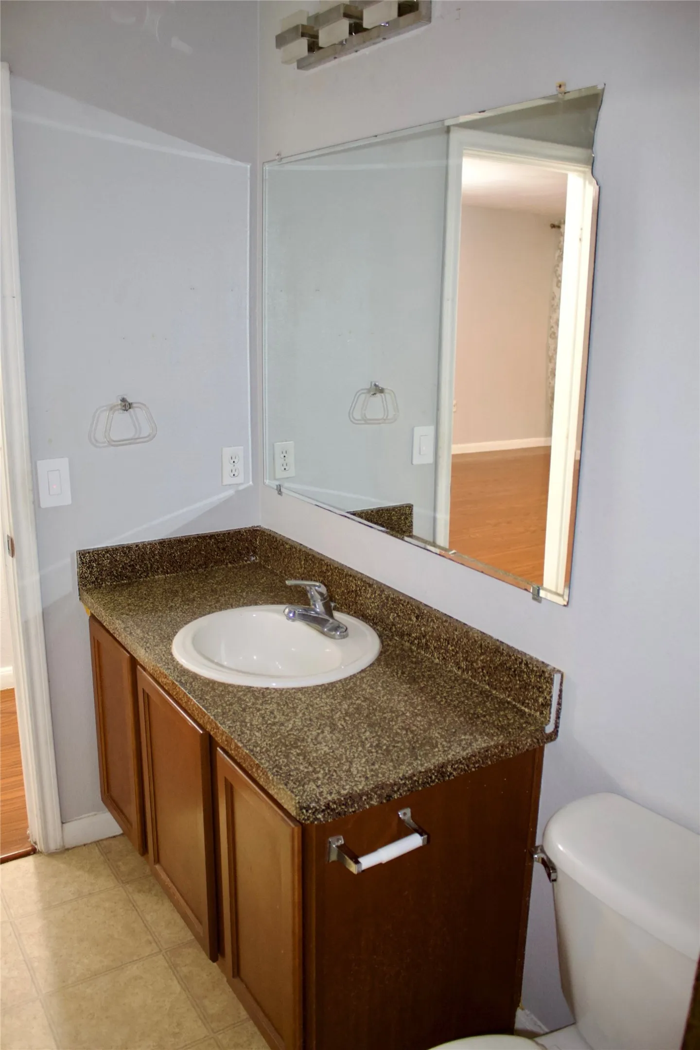 Single Family Residence For Rent in Dallas County , 1730 Nomas Street, Dallas, Texas 75212, 3 Bedroom, 2 Bathroom, 1 Garage spaces, 1,200 Sqft, built in 2008, mls#21383717, Real Estate Agent in Dallas, Homes For Rent in Dallas county, Homes For Rent in Dallas, Realtor in Dallas Texas, Real Estate Brokerage Independent Realty Texas, Luminita Cordes Realtor