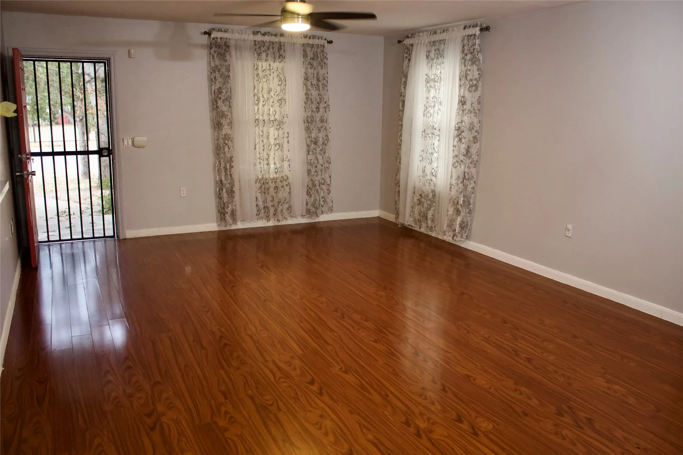 Single Family Residence For Rent in Dallas County , 1730 Nomas Street, Dallas, Texas 75212, 3 Bedroom, 2 Bathroom, 1 Garage spaces, 1,200 Sqft, built in 2008, mls#21383717, Real Estate Agent in Dallas, Homes For Rent in Dallas county, Homes For Rent in Dallas, Realtor in Dallas Texas, Real Estate Brokerage Independent Realty Texas, Luminita Cordes Realtor