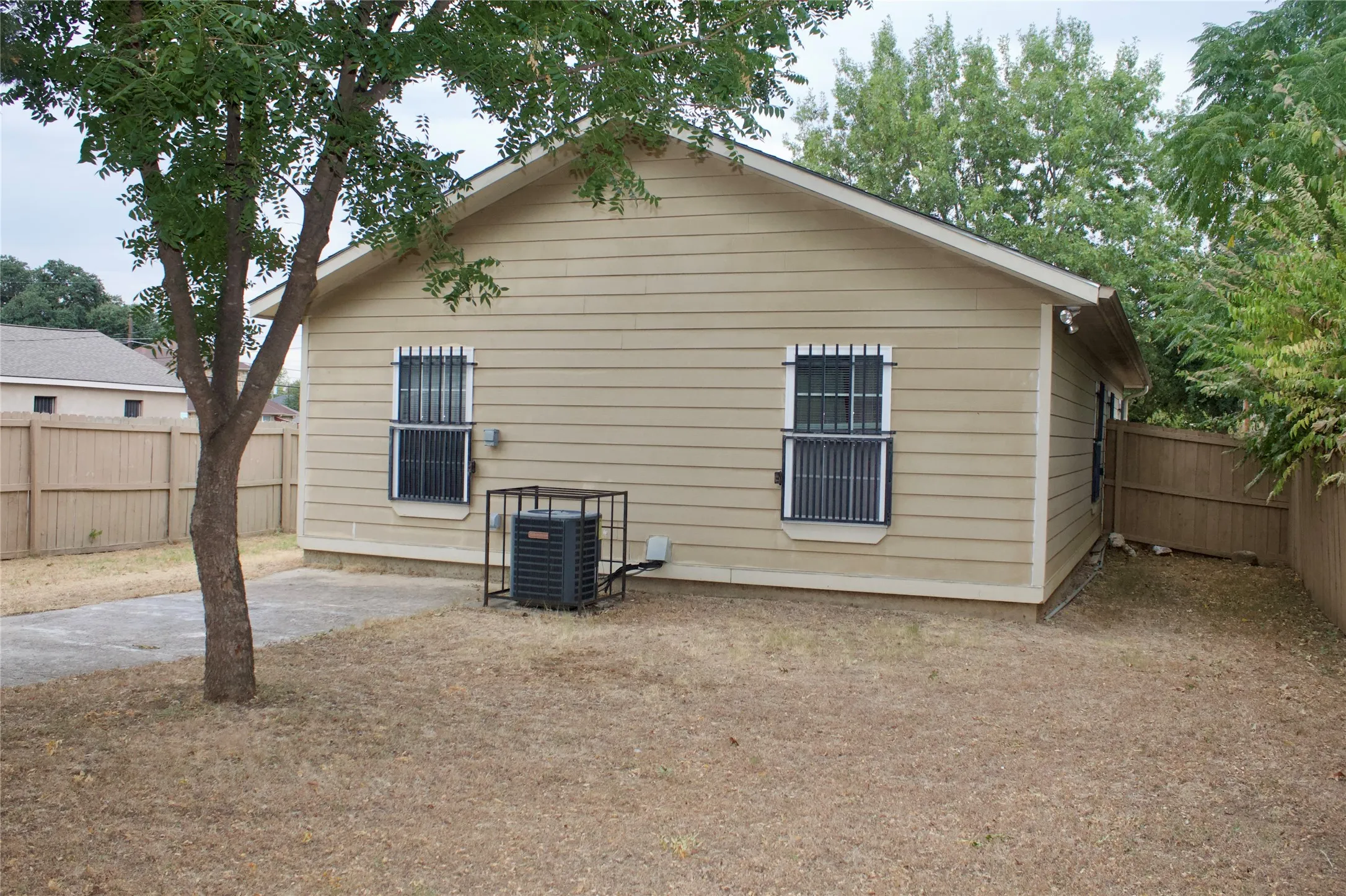 Single Family Residence For Rent in Dallas County , 1730 Nomas Street, Dallas, Texas 75212, 3 Bedroom, 2 Bathroom, 1 Garage spaces, 1,200 Sqft, built in 2008, mls#21383717, Real Estate Agent in Dallas, Homes For Rent in Dallas county, Homes For Rent in Dallas, Realtor in Dallas Texas, Real Estate Brokerage Independent Realty Texas, Luminita Cordes Realtor
