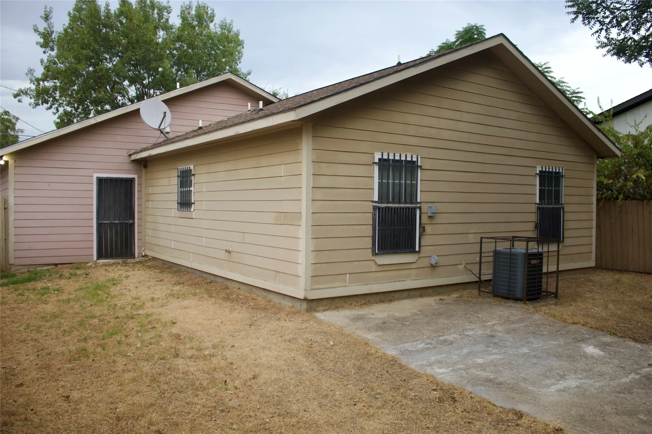 Single Family Residence For Rent in Dallas County , 1730 Nomas Street, Dallas, Texas 75212, 3 Bedroom, 2 Bathroom, 1 Garage spaces, 1,200 Sqft, built in 2008, mls#21383717, Real Estate Agent in Dallas, Homes For Rent in Dallas county, Homes For Rent in Dallas, Realtor in Dallas Texas, Real Estate Brokerage Independent Realty Texas, Luminita Cordes Realtor