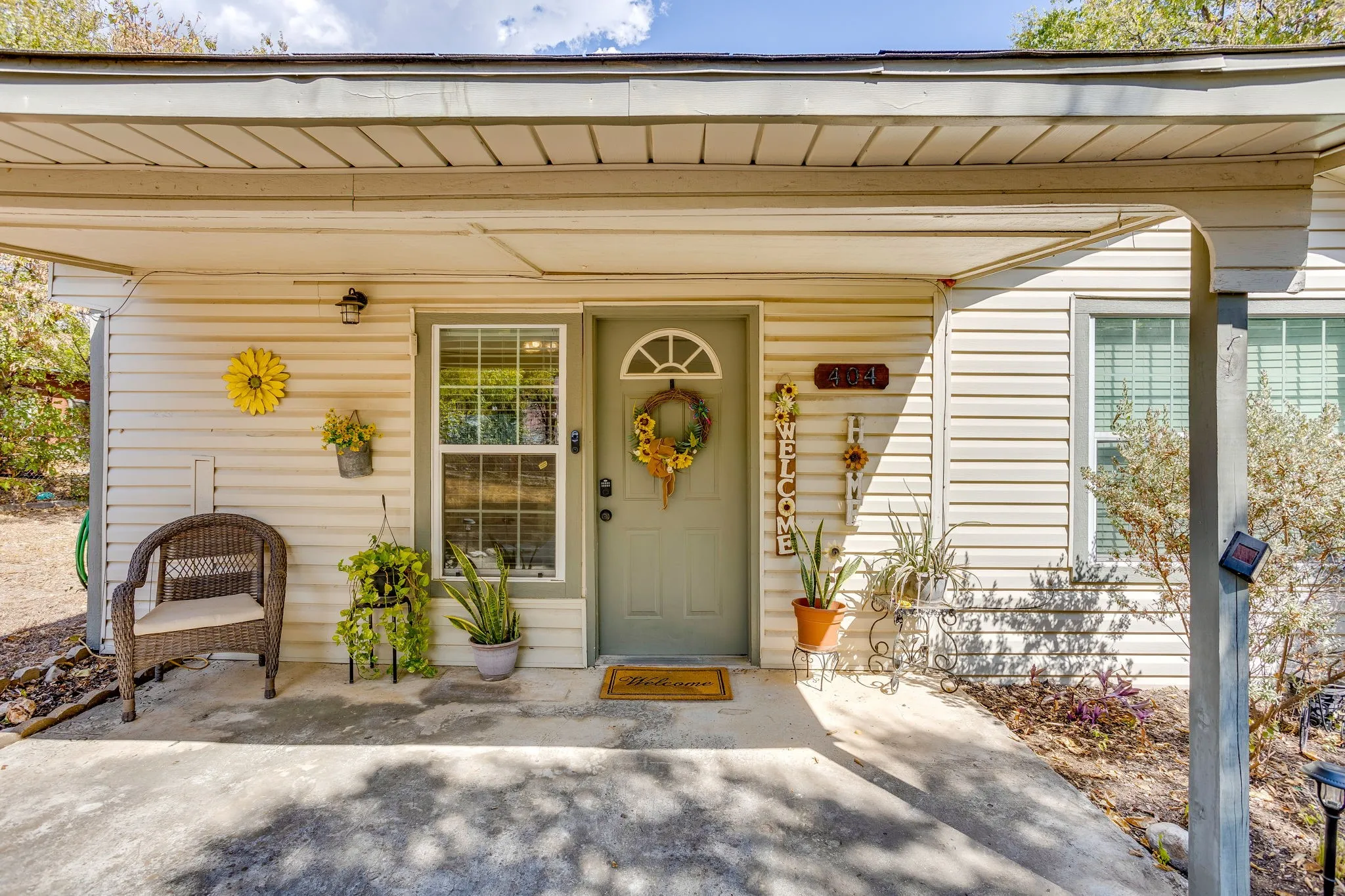 Single Family Residence For Sale in Tarrant County , 404 Calgary Road, Azle, Texas 76020, 2 Bedroom, 1 Bathroom, 1 Garage spaces, 1,048 Sqft, built in 1945, mls#21383251, Real Estate Agent in Azle, Homes For Sale in Tarrant county, Homes For Sale in Azle, Realtor in Azle Texas, Real Estate Brokerage Independent Realty Texas, Luminita Cordes Realtor