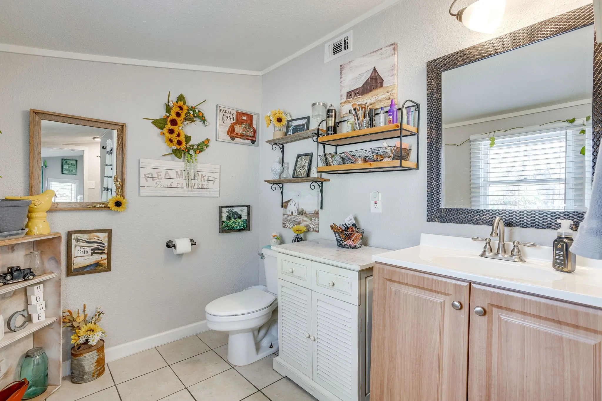 Single Family Residence For Sale in Tarrant County , 404 Calgary Road, Azle, Texas 76020, 2 Bedroom, 1 Bathroom, 1 Garage spaces, 1,048 Sqft, built in 1945, mls#21383251, Real Estate Agent in Azle, Homes For Sale in Tarrant county, Homes For Sale in Azle, Realtor in Azle Texas, Real Estate Brokerage Independent Realty Texas, Luminita Cordes Realtor