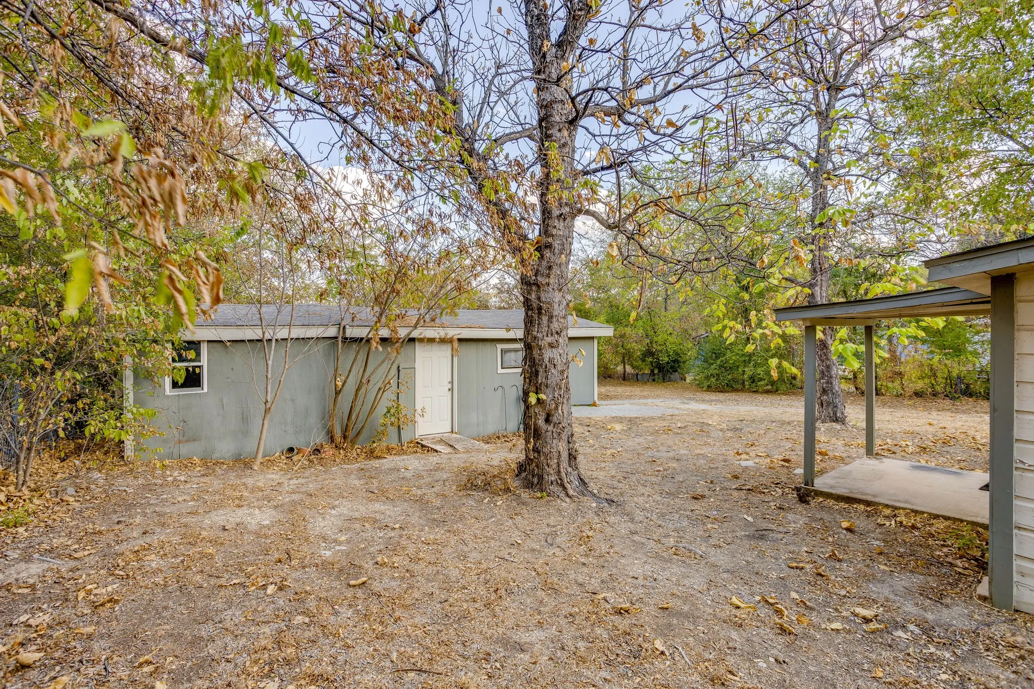 Single Family Residence For Sale in Tarrant County , 404 Calgary Road, Azle, Texas 76020, 2 Bedroom, 1 Bathroom, 1 Garage spaces, 1,048 Sqft, built in 1945, mls#21383251, Real Estate Agent in Azle, Homes For Sale in Tarrant county, Homes For Sale in Azle, Realtor in Azle Texas, Real Estate Brokerage Independent Realty Texas, Luminita Cordes Realtor