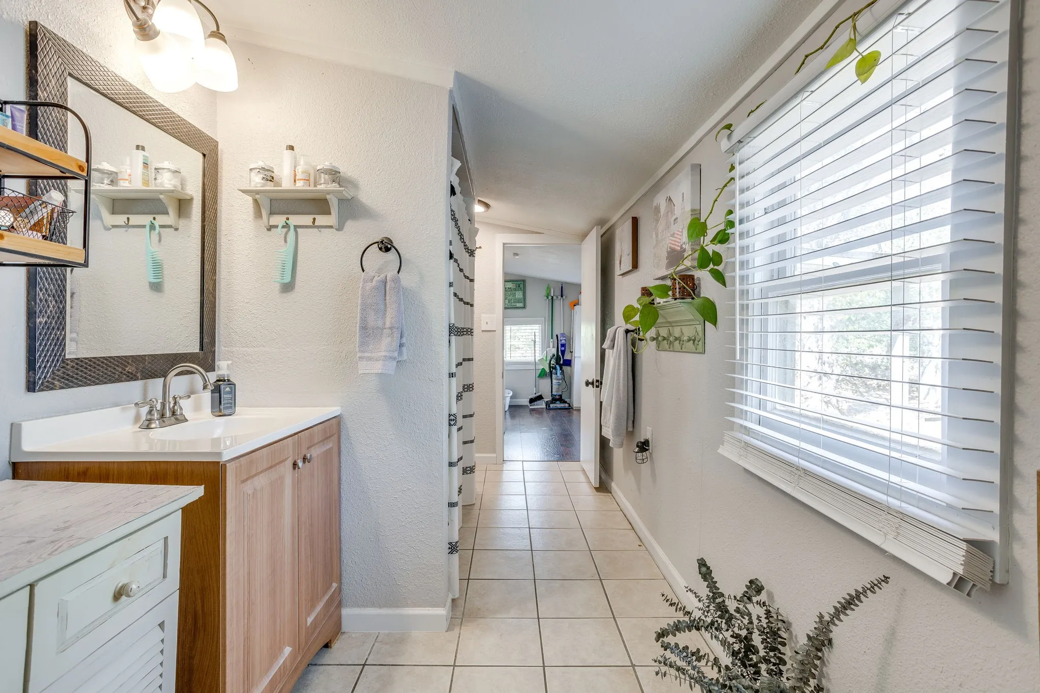 Single Family Residence For Sale in Tarrant County , 404 Calgary Road, Azle, Texas 76020, 2 Bedroom, 1 Bathroom, 1 Garage spaces, 1,048 Sqft, built in 1945, mls#21383251, Real Estate Agent in Azle, Homes For Sale in Tarrant county, Homes For Sale in Azle, Realtor in Azle Texas, Real Estate Brokerage Independent Realty Texas, Luminita Cordes Realtor