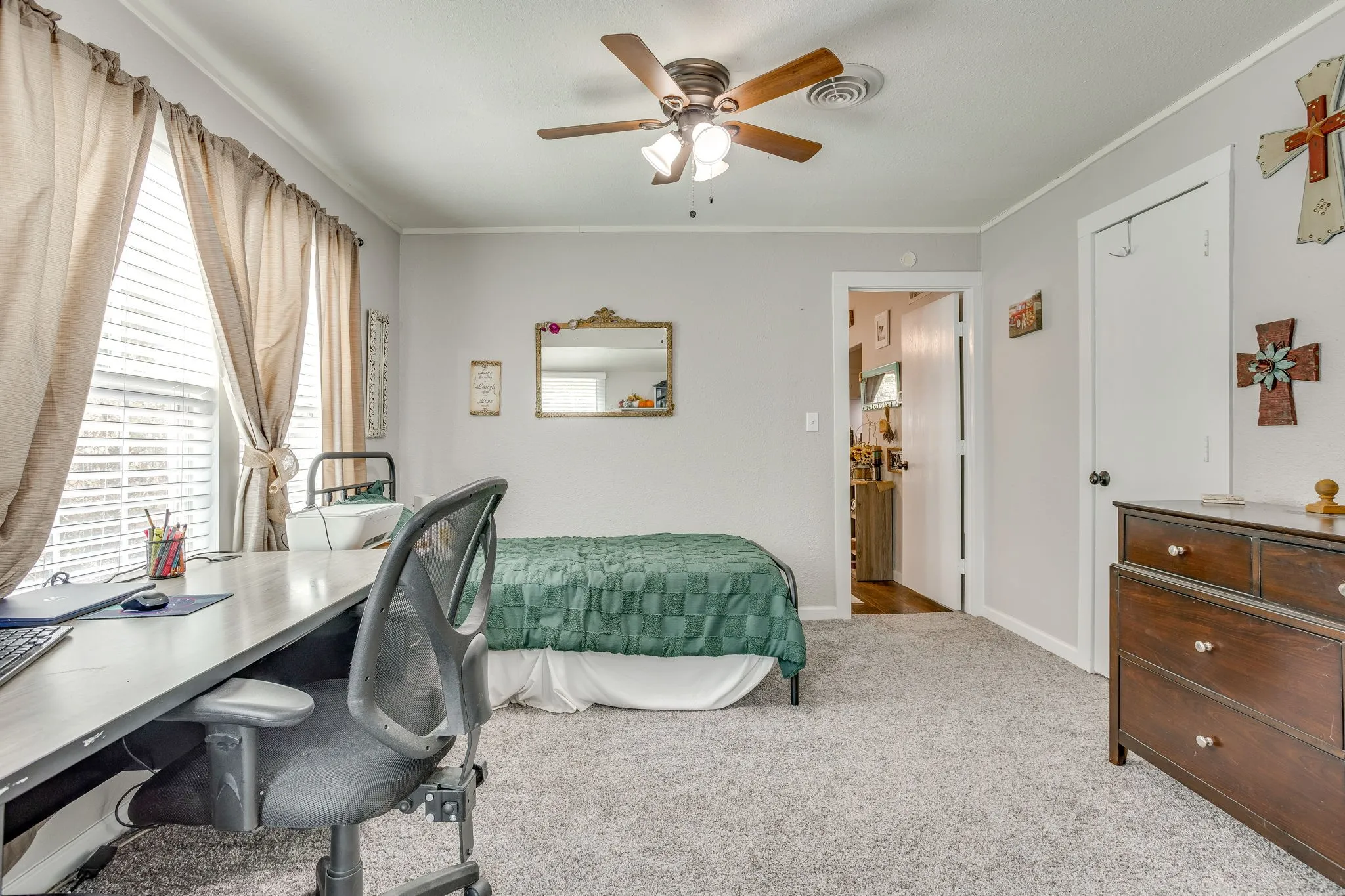 Single Family Residence For Sale in Tarrant County , 404 Calgary Road, Azle, Texas 76020, 2 Bedroom, 1 Bathroom, 1 Garage spaces, 1,048 Sqft, built in 1945, mls#21383251, Real Estate Agent in Azle, Homes For Sale in Tarrant county, Homes For Sale in Azle, Realtor in Azle Texas, Real Estate Brokerage Independent Realty Texas, Luminita Cordes Realtor