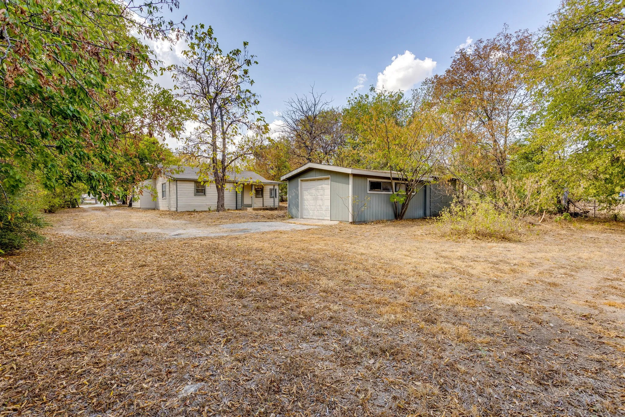 Single Family Residence For Sale in Tarrant County , 404 Calgary Road, Azle, Texas 76020, 2 Bedroom, 1 Bathroom, 1 Garage spaces, 1,048 Sqft, built in 1945, mls#21383251, Real Estate Agent in Azle, Homes For Sale in Tarrant county, Homes For Sale in Azle, Realtor in Azle Texas, Real Estate Brokerage Independent Realty Texas, Luminita Cordes Realtor