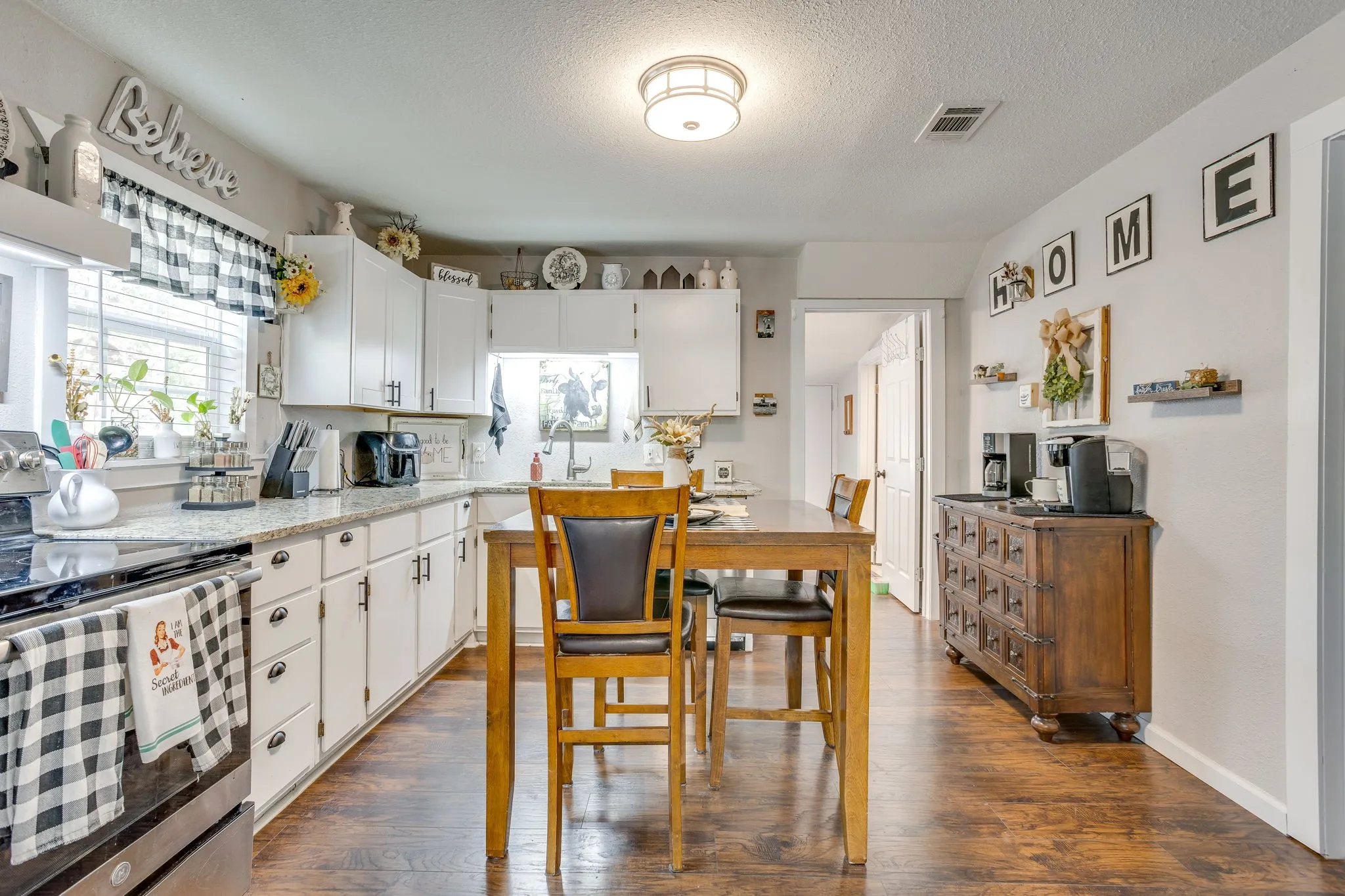Single Family Residence For Sale in Tarrant County , 404 Calgary Road, Azle, Texas 76020, 2 Bedroom, 1 Bathroom, 1 Garage spaces, 1,048 Sqft, built in 1945, mls#21383251, Real Estate Agent in Azle, Homes For Sale in Tarrant county, Homes For Sale in Azle, Realtor in Azle Texas, Real Estate Brokerage Independent Realty Texas, Luminita Cordes Realtor
