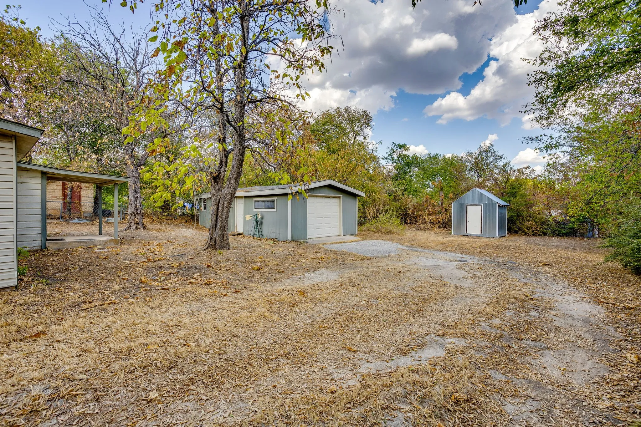 Single Family Residence For Sale in Tarrant County , 404 Calgary Road, Azle, Texas 76020, 2 Bedroom, 1 Bathroom, 1 Garage spaces, 1,048 Sqft, built in 1945, mls#21383251, Real Estate Agent in Azle, Homes For Sale in Tarrant county, Homes For Sale in Azle, Realtor in Azle Texas, Real Estate Brokerage Independent Realty Texas, Luminita Cordes Realtor