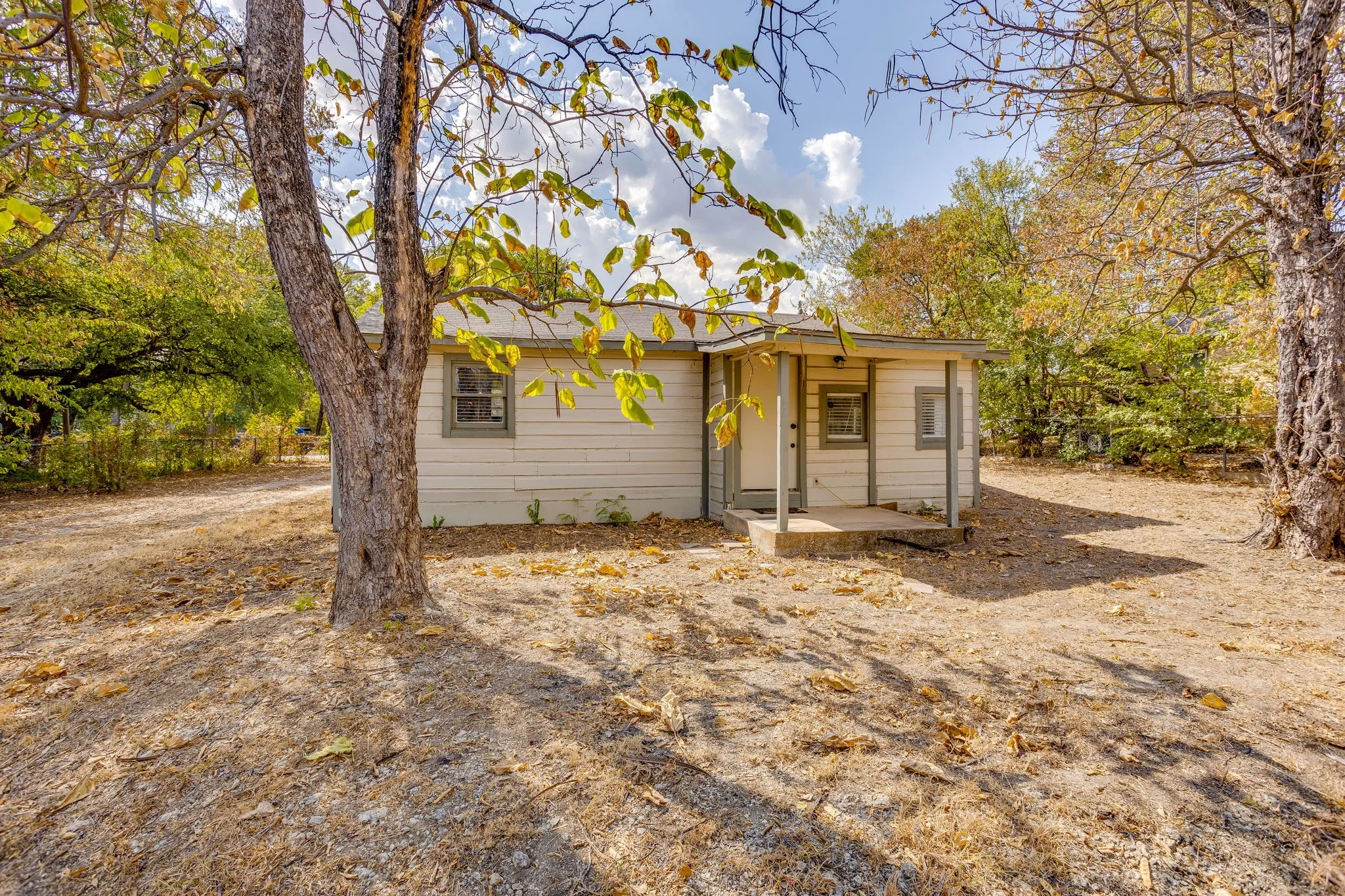 Single Family Residence For Sale in Tarrant County , 404 Calgary Road, Azle, Texas 76020, 2 Bedroom, 1 Bathroom, 1 Garage spaces, 1,048 Sqft, built in 1945, mls#21383251, Real Estate Agent in Azle, Homes For Sale in Tarrant county, Homes For Sale in Azle, Realtor in Azle Texas, Real Estate Brokerage Independent Realty Texas, Luminita Cordes Realtor