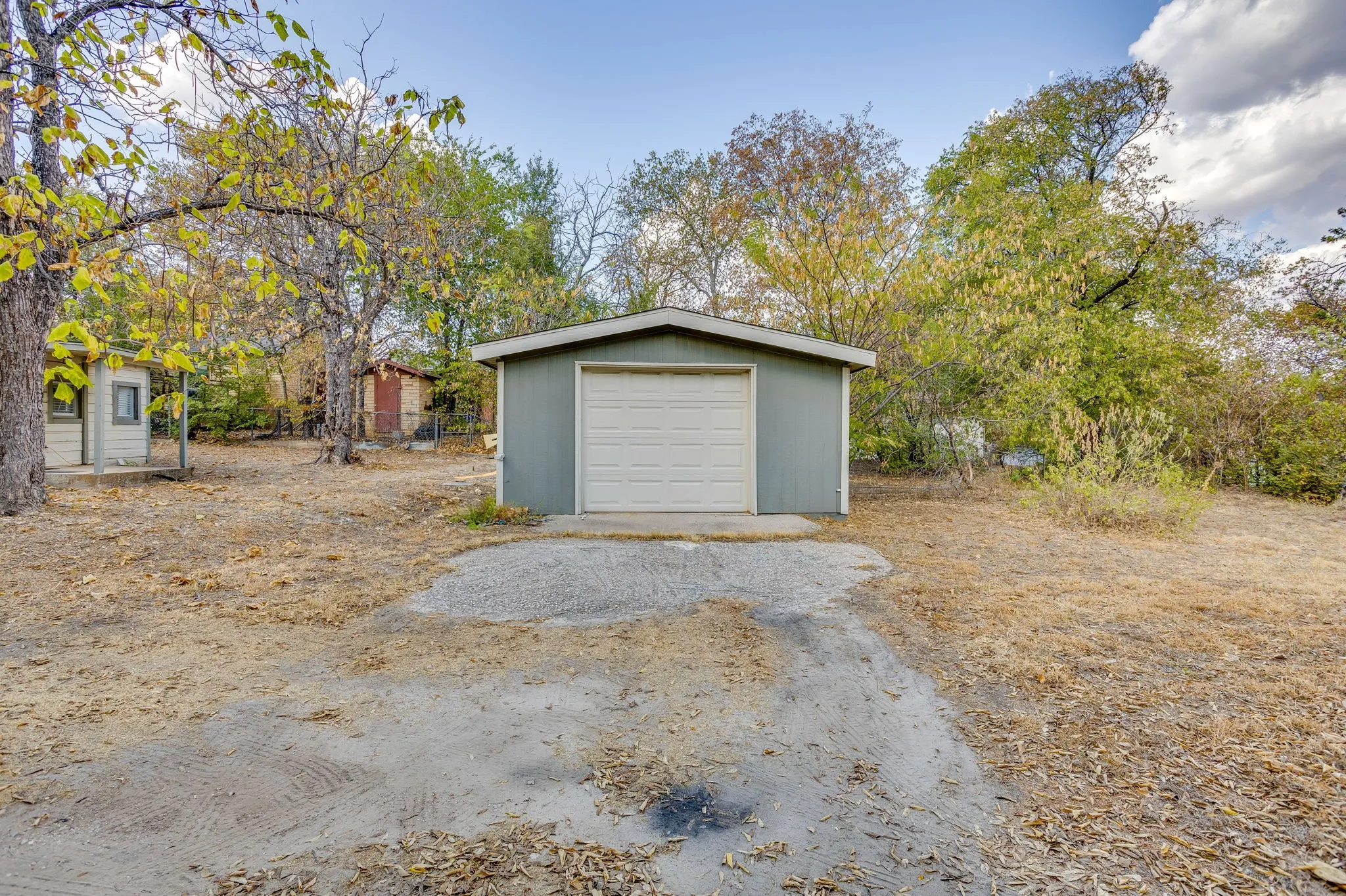 Single Family Residence For Sale in Tarrant County , 404 Calgary Road, Azle, Texas 76020, 2 Bedroom, 1 Bathroom, 1 Garage spaces, 1,048 Sqft, built in 1945, mls#21383251, Real Estate Agent in Azle, Homes For Sale in Tarrant county, Homes For Sale in Azle, Realtor in Azle Texas, Real Estate Brokerage Independent Realty Texas, Luminita Cordes Realtor